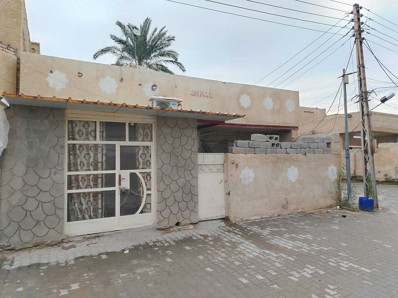 السلام عليكم.
دار للبيع المساحة 120 متر (10 ×12) ركن يحتوي على نوم عدد 2 +صالة +مطبخ +صحيات الموقع حي الفاروق الثانية قرب ملعب الكيلاني للإستفسار الاتصال على الأرقام.
***********
***********
