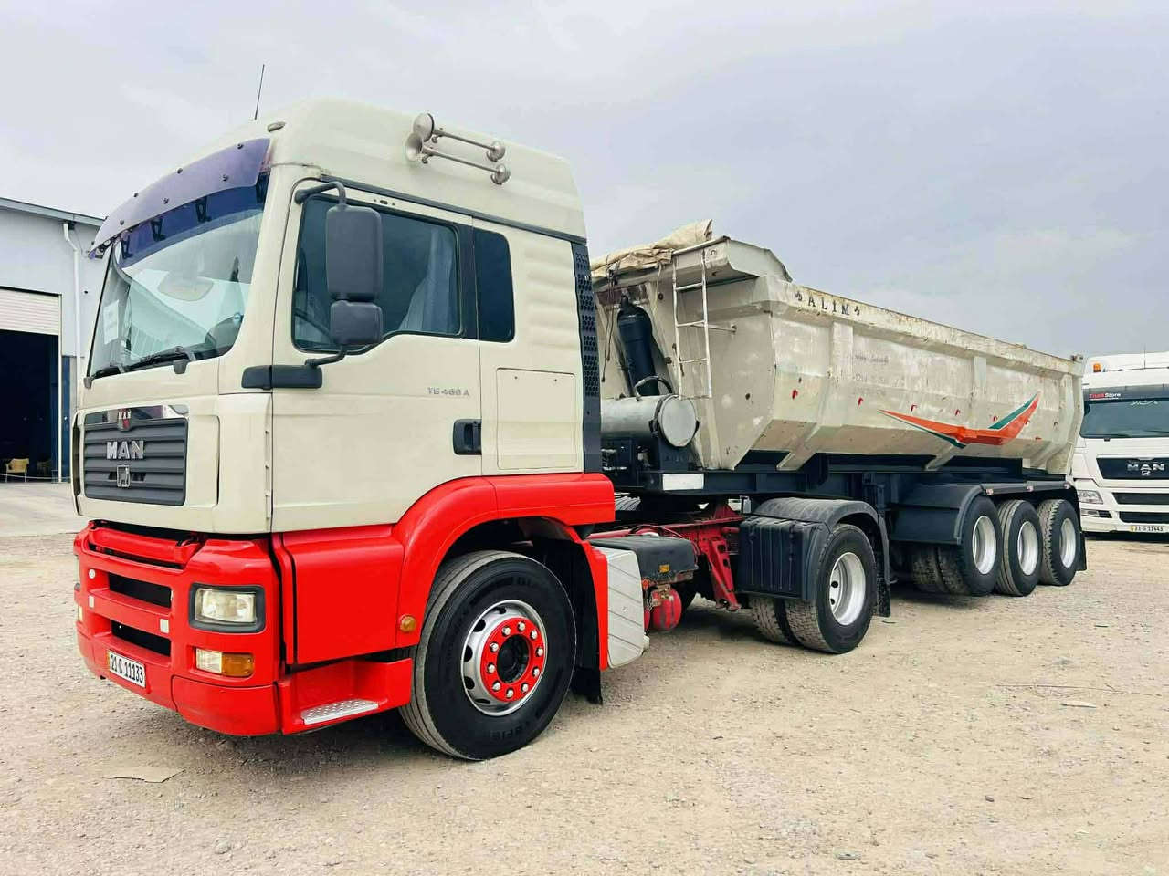 السلام عليكم ورحمة الله وبركاتة 
مان 2002 تيكة للبيع راس و عربانة 
حجم المكينة 410 كير اوتوماتيك 
رقم سنوية وبراد وهزه كله جديد
مربوط عربانه (3) دناكير تخم تاير 
السيارة اي نقص مابيها جاهزة للعمل 
سعرها 225 ورقه دفترين وخمس عشرين ورقه 
وبي مجال للشراي 
رقم الهاتف : ***********
