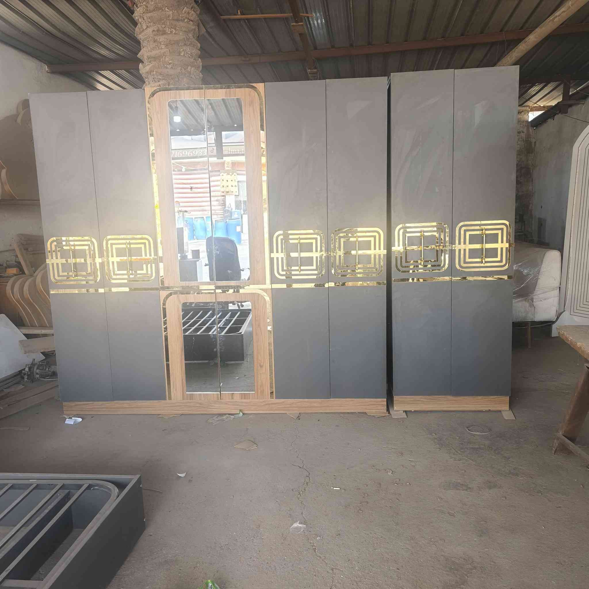 غرفة نوم تركي 
كنتور 6 ابواب وزاويه 2 باب 
ميز تواليت 
جربايه وياه ملحقات 2 
سعره 750 وبيه مجال 
الت التواصل واتساب:***********
