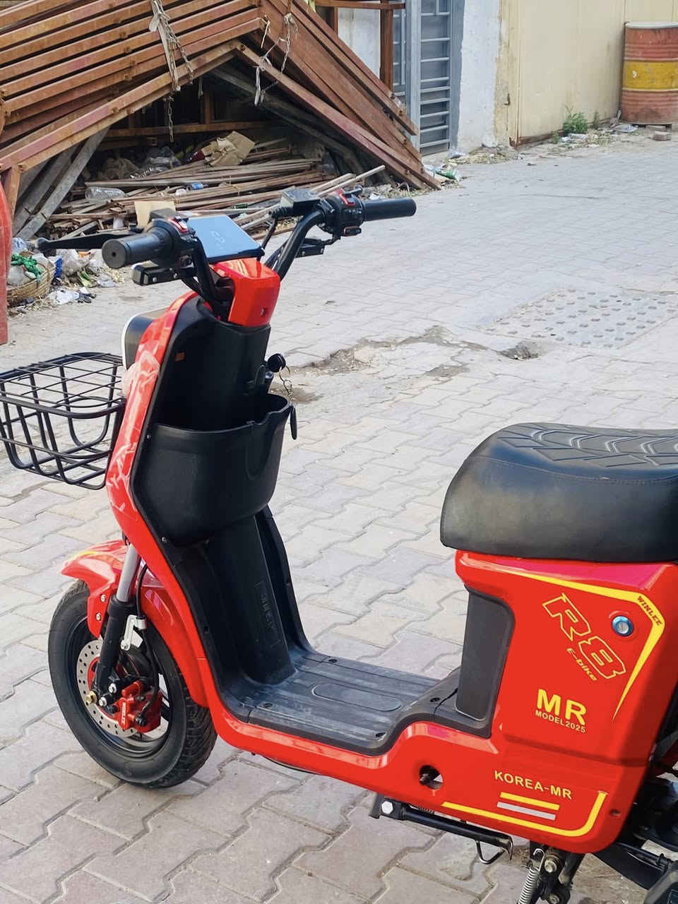 دراجه شحن R8 فول مواصفات حساسات 4 كير بگ بلوتوث  موديل 2025 مكاني كربلاء باب طويريج ***********
