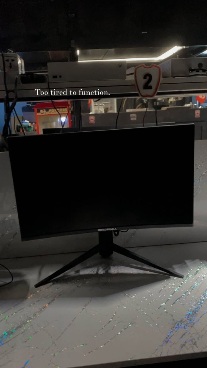 اكسبوكس سيريس اس عدد ١٢ مع شاشات وسماعات وكرسي وميز كامل للبيع مستخدم قليل الأجهزة نظيف جدا شاشات ٢٧ مقوس للتواصل 
*********** كركوك, العراق
