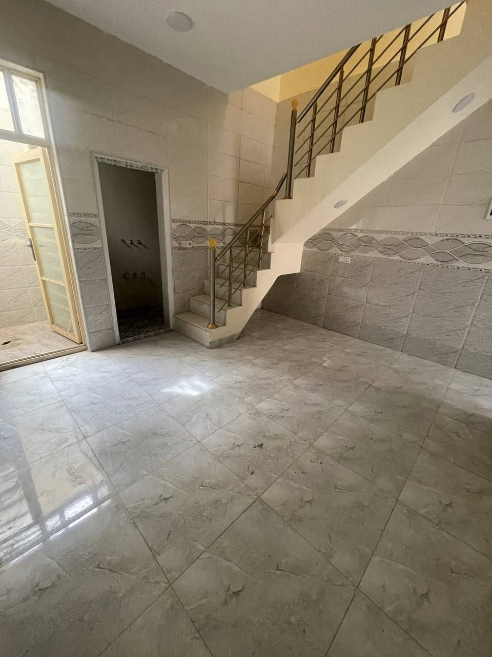 50 متر طابقين جديد ✅
2غرف نوم +استقبال +مطبخ
+خدمات يرهم اقساط 
حي البساتين السلام 
للاستفسار ***********

