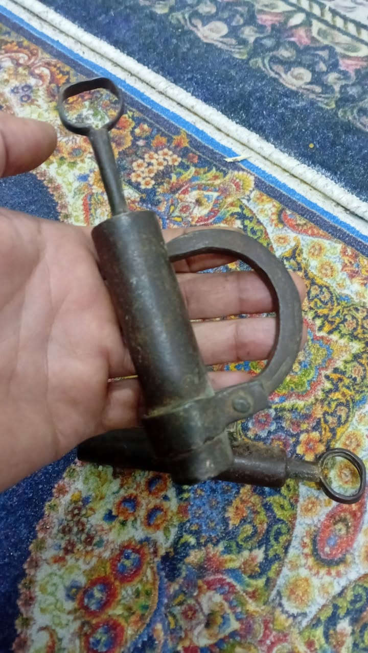 السلام عليكم قفالة قديمة نظيفة جدا شغالة للبيع السعر ١٥٠ العدد ٢
مكاني بغداد البلديات تواصل عبر الرقم ***********
واتساب
