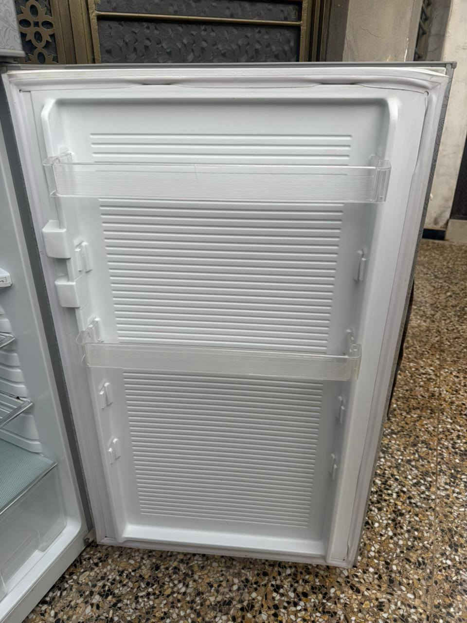 ثلاجه السعر 200 مجمده السعر ١٢٥ رقم 📱 ***********
