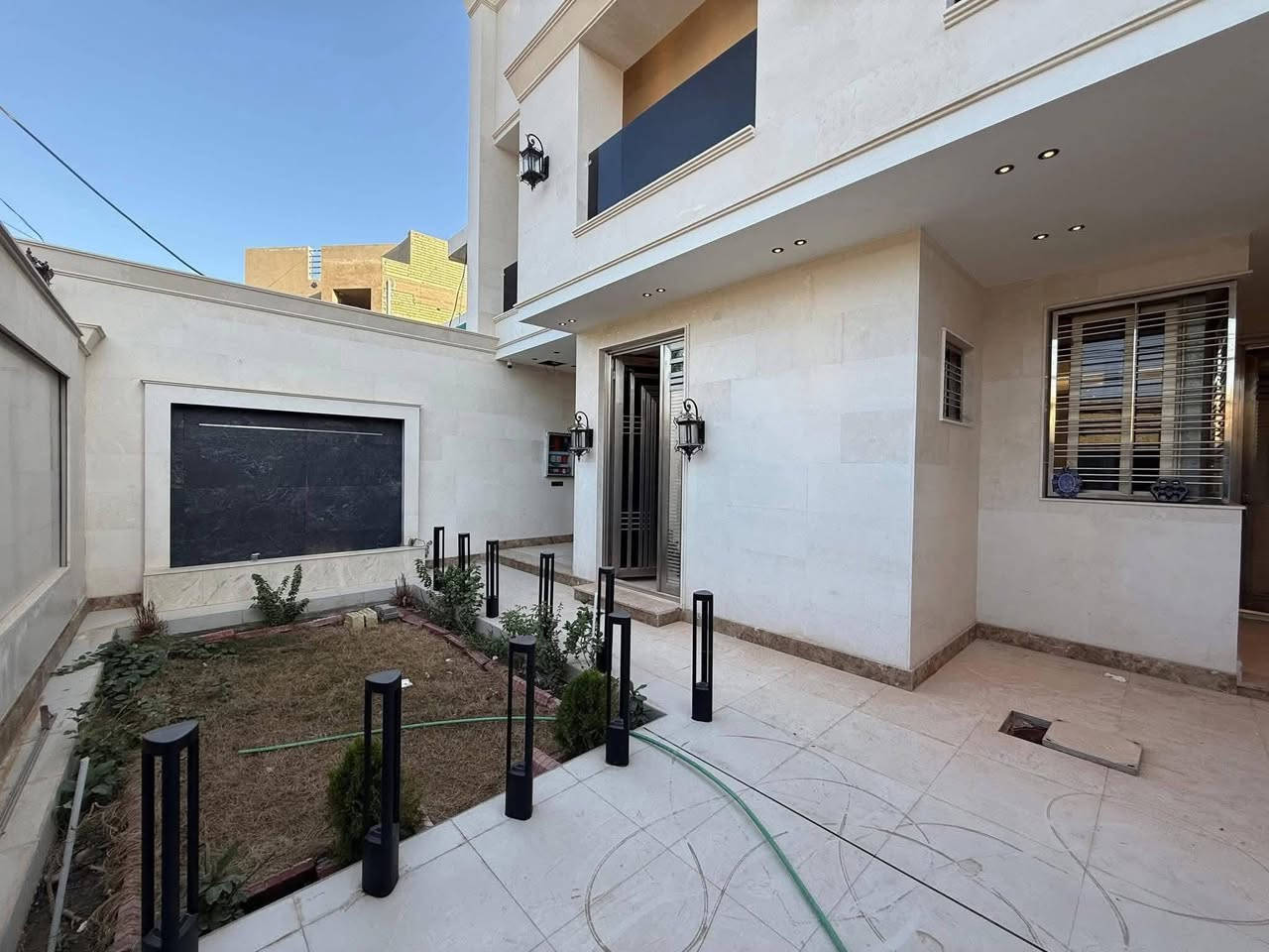 � دار للبيع – النجف الأشرف / حي الغدير
✨ بناء حديث بنظام VIP ولمسات هندسية عصرية

📐 المساحة: 300 متر – شارع 10
🏛️ الطوابق: طابقين ونصف

✨ المواصفات:
• 7 غرف نوم (4 غرف نظام سويت + 3 غرف نوم عادية)
• صالة كبيرة + استقبال واسع بتصميم راقٍ
• حديقة داخلية وحديقة خارجية بطابع مودرن
• شلال مائي داخلي وشلال مائي خارجي يمنح المكان روح الاسترخاء
• مصعد داخلي حديث يخدم جميع الطوابق
• تشطيب راقٍ وبناء حديث بالكامل بنظام VIP

📩 علّق (تم) ليصلك السعر وكافة التفاصيل فوراً

📍 مكتب أبو رضا للعقار
النجف – حي القادسية / مقابل مجمع عماد سكر – قرب فلكة المطار

📱 التواصل واتساب فقط – بدون اتصال فضلاً وليس أمراً:
***********

🏷️ اعرض عقارك… ودع لنا التسويق.
