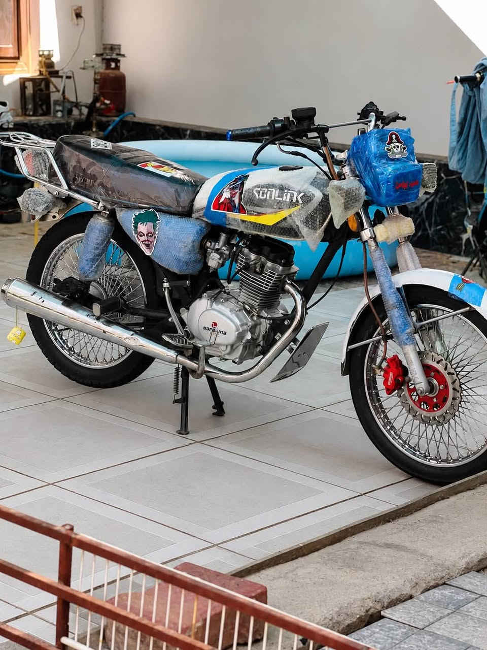 🏍️ ماتۆڕی سوپەر سۆلینک (SUPAR SONALING) مۆدێل 2024
ماتۆرێکی زۆر زۆر تازە و لۆک، هاوشێوەی سفرە و زۆر کەم کاری کردووە. هەموو شتێکی بەشەرتە و لەسەر بیلادی خۆی ماوەتەوە.

🛠️ تایبەتمەندی و مەرجەکانی ماتۆڕەکە:

 مەکینە (بزوێنەر): بەشەرت،  (نەکراوەتەوە)، بەبێ سەرفکردنی ڕۆن و بەبێ دووکەڵ (بخار). مەکینەی توند و لۆکە.

 شاسی و بەدەنه: هەموو لایەکی بەشەرتی بێلادە، تەنانەت سوویچەکانیشی بێلادین.

مەنەفێسی شەریکەیی خۆی لەگەڵ دایە

 سیستەمی کارەبا:، کارەباییات و شاشە (دەشبۆڵ)ی ئەلیکترۆنی بەشەرت و بێ کێشەن.

 تایە و برێک: هەردوو تایەی لۆکن و برێکەکانی زۆر مەزبوت و بێ کێشەن.

💰 نرخ و ناونیشان:

 نرخ: 575, دینار (پێنج سەد و حەفتا و پێنج هەزار)

ناو نیشان شۆرجە نزیک چێشت خانەیی حمە ناسر📍📍

📞 بۆ پەیوەندی و کڕین:

 ژمارە تەلەفۆن:***********

تێبینی بۆ کڕیار:ماتۆڕەکە لە کاتی بینیندا خۆی شاهیدی پاكی و توندوتۆڵی خۆی دەدات، هەموو شتێکی بە شەرت دەدرێت.

💀💀💀💀💀💀💀💀💀💀💀💀

🏍️ دراجة سوبر سونلیک (SUPER SONALINK) موديل 2024

دراجة جديدة (لوك)، تشبه الزيرو وماشية شي قليل كلش. كل شي بيها بشرط الفحص وعلى بلادها.

🛠️ المواصفات والشروط:

 المحرك (المكينة): بشرط الفحص (ما مفتوحة نهائياً)، ما تنقص دهن وما بيها أي دخان. مكينة قوية وجديدة.

 الشاصي والبدن: كل النواحي بشرط بلاد، وحتىالسویجات مالتها الأصلية مال بلاد.

 الأوراق: المنيفيست الأصلي مال الشركة موجود وياها.

 الكهربائيات: منظومة الكهرباء كاملة والشاشة (الدشبول) الإلكتروني كله شغال وبشرط الفحص.

 التايرات والبريكات: التايرات اثنينهم جدد، والبريكات مضبوطة كلش وما بيها أي نقص.

💰 السعر والعنوان:

 السعر: 575,000 دينار (خمسية وخمسة وسبعين ألف دينار).

 العنوان: كركوك - الشورجة، قرب مطعم حمه ناصر.📍📍

📞 للاستفسار والشراء:

 رقم الهاتف: ***********

ملاحظة للمشتري: الدراجة على الواقع هي تحچي عن نظافتها ومتانتها، وكل شي بيها ينباع بشرط الفحص والضمان.
