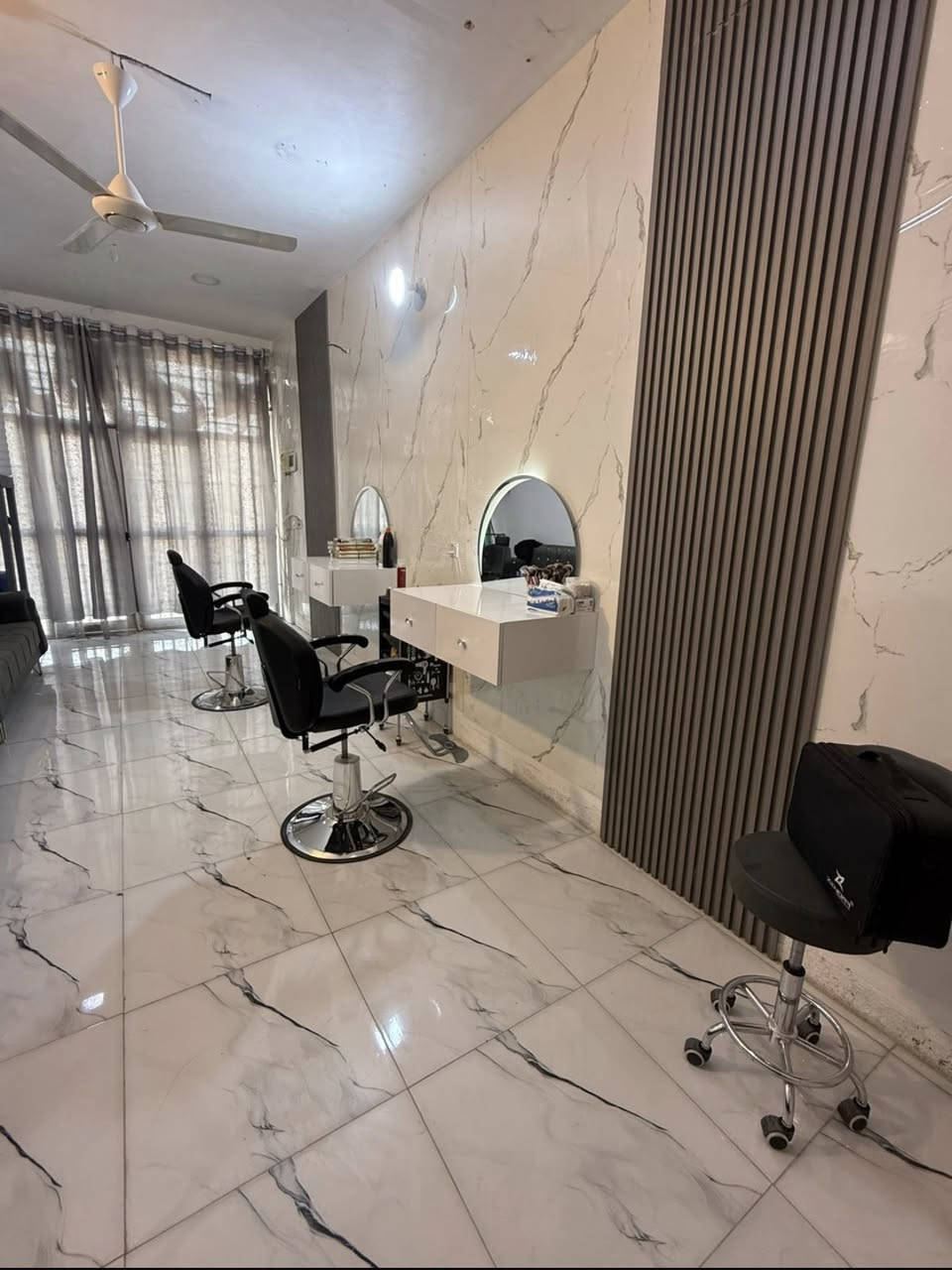صالون للبيع بسعر مناسب ومكان مميز / شارع البارون السايدين عمود 92 سبب البيع عدم التفرغ لانو طالبه  ***********
او خاص (اذا تحتاجون عامله اله موجوده)
