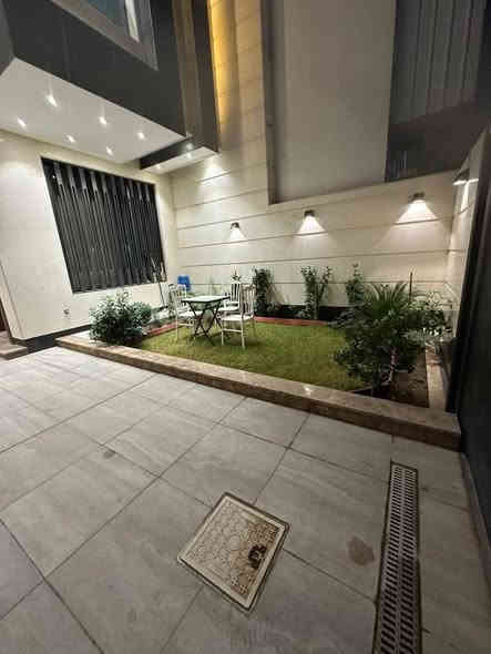 السلام عليكم للبيع دار سكن VIP مساحته 180م ( سند مستقل)
الواجهة 6٫60مٌ النزال 30 بناء حديث فول درجى اولى ملكي
( مؤثث بالكامل ) نظام اوربي محتوياته كراج سيارة + حديقة + مطبخ واستقبال سويت + حولي كبير + مناور عدد 2 + خدمات +4غرف نوم نظام سويت +حديقة صباحيه ارضيه مرمر سيراميك اسباني ابواب تركيه شبابيك المنيوم سلايت انارة مخفيه لد 
📍الموقع حي البنوك خلف الفتلاوي مقابيل الدار لايوجد جار
للأستفسار الاتصال على الرقم ***********
