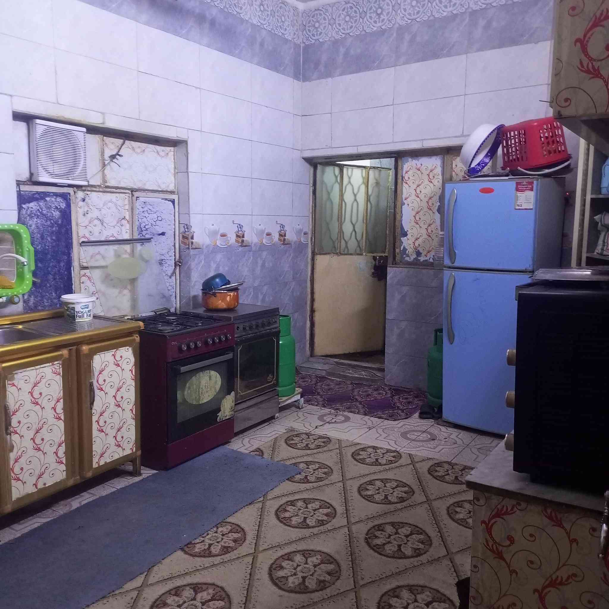 مساحته البيت 200 متر ركن طابقين بيه 6 غرف نوف وهول داخلي وديوانيه وصحيات داخليه وخارجيه والطابق الفوق أيضاً بناء البيت كله طابوق البيت ورثه وبيه قسام شرعي 

وكلهم إكبار وعلى قيد الحياة سعر البيت 365 قريب المعارض وقريب مدارس 

اي استفسار على هذا الرقم ***********
