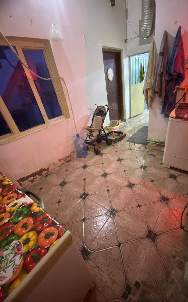 بيت للبيع في حي الحكيم المساحة 200م
2غرفة نوم مطبخ استقبال هول مطبخ 
السعر 35 
للأستفسار الاتصال 
***********
***********
