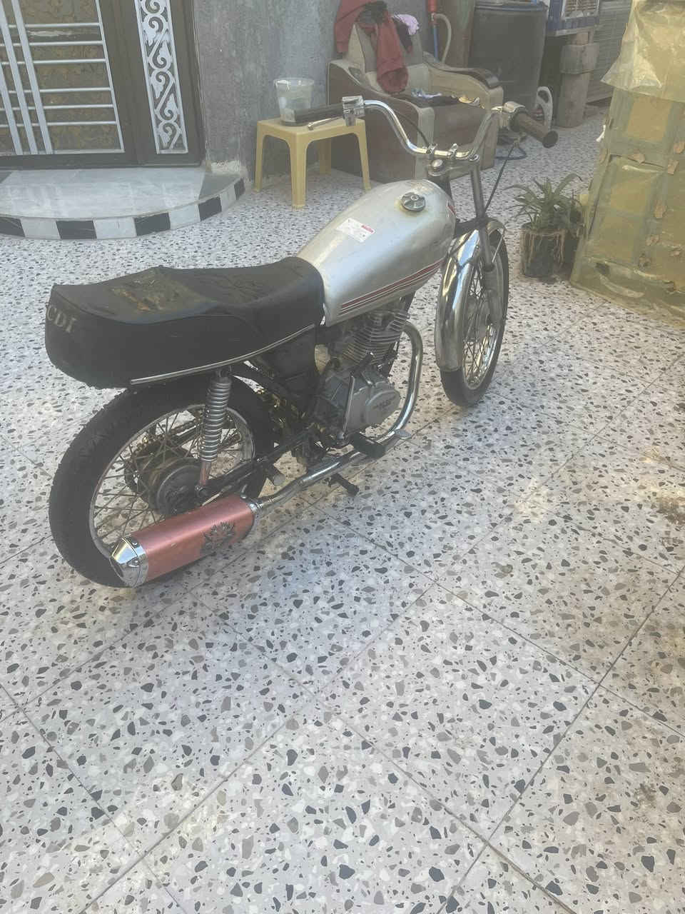 سلام عليكم سعر 350
دراجه بارت مكينه خمسه كير 
دراجه نضيفه مايحتاج تصرف عله 
دراجه هندر واحد تشتغل صبح هندر واحد 
مايتاج تعب نفسك تكعد تضرب هنادر
بي ساعه بي بس هندر واحد مكينه مفتوحه 
صافيه دراجه مو شراي لا تعني ولا تكسر بحلال عالم
كلشي تلكه بلسوك رايده 350بيه مجال لطيبين مكان دراجه رمادي خمسه كيلو غرب جامع شهدارقمي***********مامتواجد فيس
