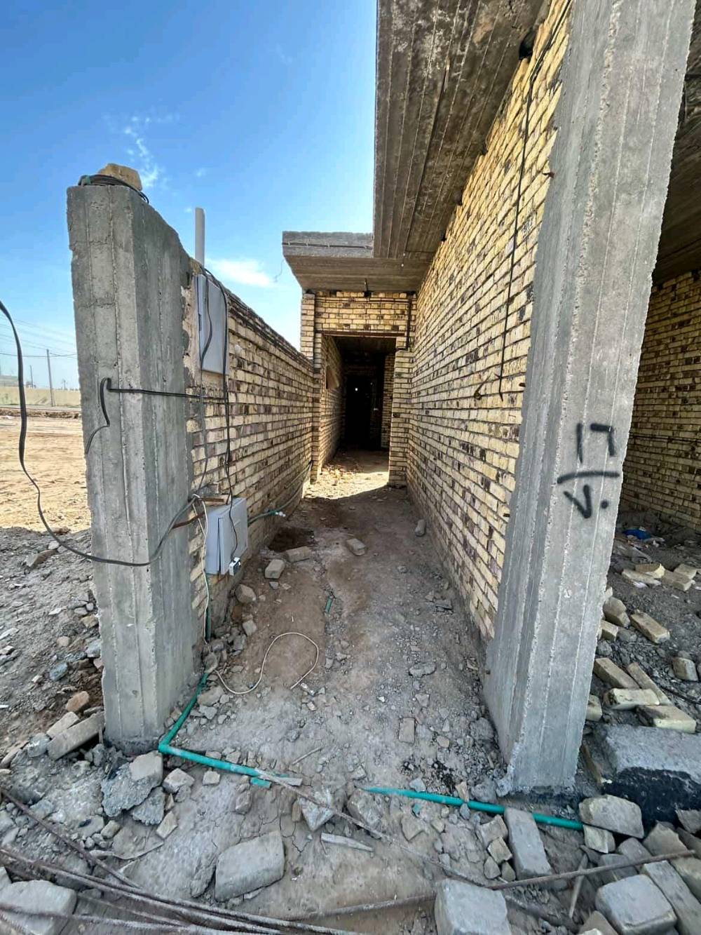 بيت للبيع كامل ماء ومجاري وكهرباء صب كونكريت عنوان الديوانية حي الجامعة نقص لبخ وسيراميك سند 25.
*********** وتساب موجود السعر 45 مليون مجال قليل