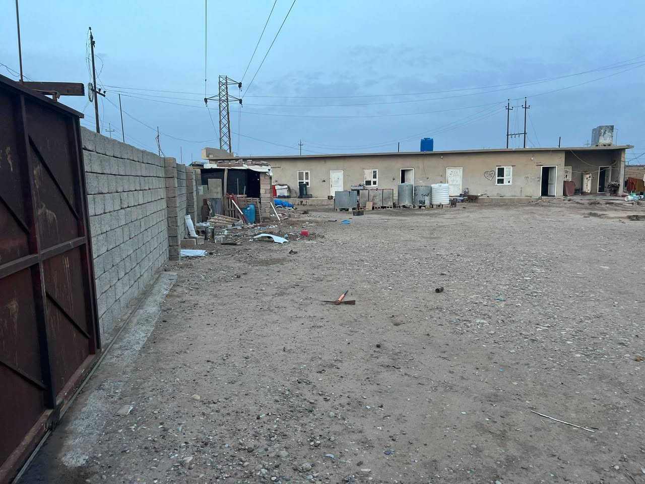 دونمين تجاريات للبيع سايدين المنزلة كركوك مقابل بستان الزيتون الواجهة ٥٠م مسيجات بلوك بالكامل يحتون على جملون مع اربع غرف مع صحيات السعر ٢٥٠ مليون قابل للمعاملة للاستفسار أكثر مراجعة مكتب الزغيت اوالاتصال على الرقم ***********
