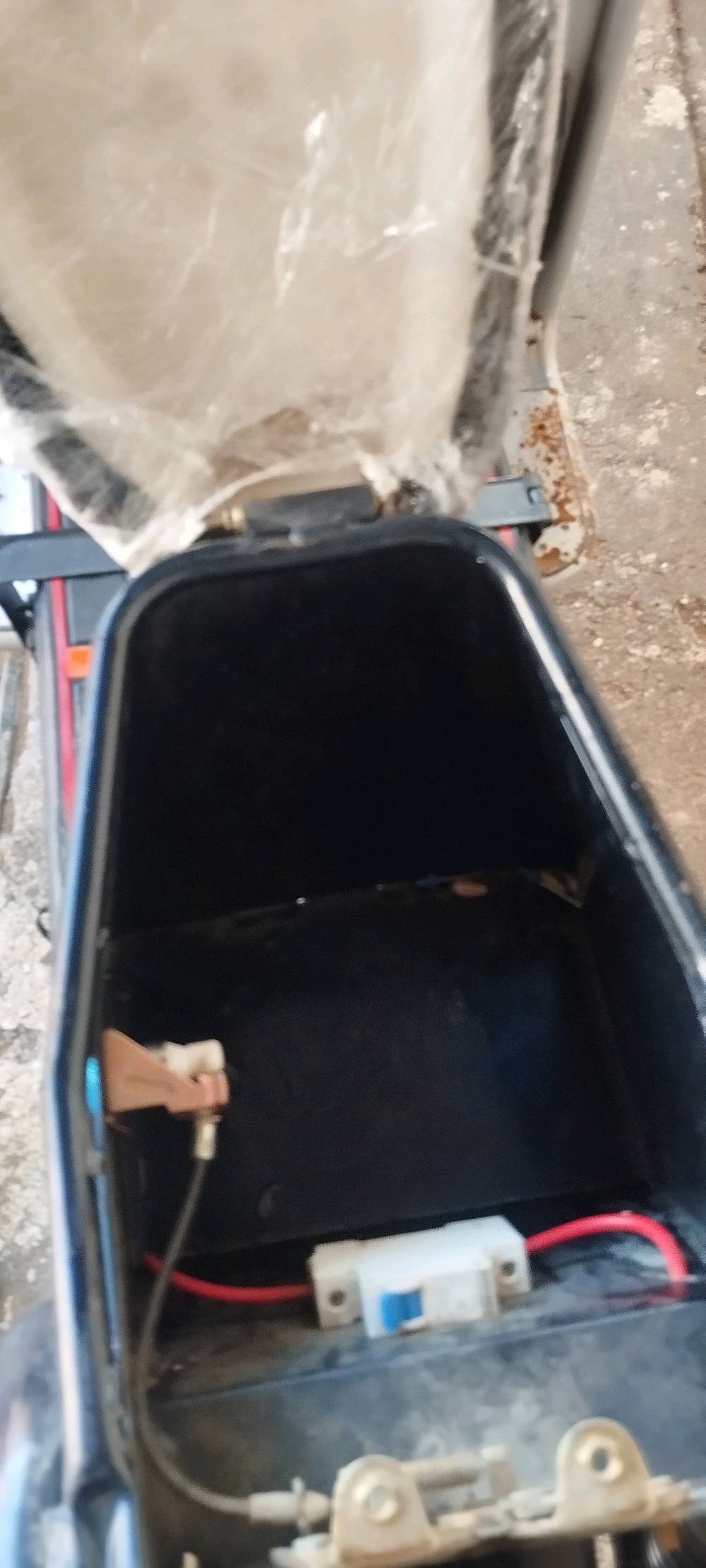 هارلي شحن مديل 2026 عدد بطاريات 6 بيه نضام الرجوع للخلف السرعه الحقيقيه70 تحتوي على اربع دبلات ويجي وياها سويجين وكارت وبصمة السعر 550 وبيه مجال الدراجه مامستعملة هواي ولا طالع بيه الله شاهد العنوان البصرة الجزيرة الرابعه باب الهوى قرب مدرسة المدينه المنورة