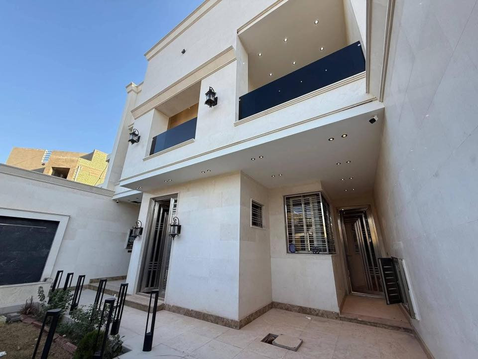 � دار للبيع – النجف الأشرف / حي الغدير
✨ بناء حديث بنظام VIP ولمسات هندسية عصرية

📐 المساحة: 300 متر – شارع 10
🏛️ الطوابق: طابقين ونصف

✨ المواصفات:
• 7 غرف نوم (4 غرف نظام سويت + 3 غرف نوم عادية)
• صالة كبيرة + استقبال واسع بتصميم راقٍ
• حديقة داخلية وحديقة خارجية بطابع مودرن
• شلال مائي داخلي وشلال مائي خارجي يمنح المكان روح الاسترخاء
• مصعد داخلي حديث يخدم جميع الطوابق
• تشطيب راقٍ وبناء حديث بالكامل بنظام VIP

📩 علّق (تم) ليصلك السعر وكافة التفاصيل فوراً

📍 مكتب أبو رضا للعقار
النجف – حي القادسية / مقابل مجمع عماد سكر – قرب فلكة المطار

📱 التواصل واتساب فقط – بدون اتصال فضلاً وليس أمراً:
***********

🏷️ اعرض عقارك… ودع لنا التسويق.
