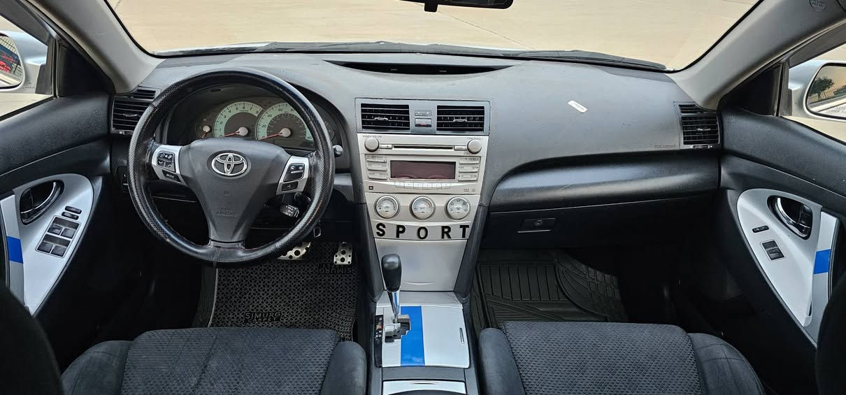 کامیری مۆدیل 2010ی مواسەفات امریکی 
فول مواسەفات سپۆڕت بیلادی 
 سلایت . سپۆڕت . ناوڕەش . کوشن کارەبایی . سوکان سپۆرت . تەحدید سورعە . سوکان ڤۆلیۆم . حەساس. ویلکەپ . بلاجیکتۆر. 
سەیارەکە نمونەیە لە جوانی بەس دەعامیەکانی تازە بۆ جوانی بۆیاغم کردۆتەوە دەنا وەک و بۆیاغ دەعامی بۆ دەعامی بەشەرت. قەترە بۆیاغی نیە.
چاملغی پێشەوەی سەیاق بتسێک تەعدیلی هەیە بێ لێدان. 
مەکینەی نەکراوەتەوە تەنها قەپاغی سەرێی نەبێ  لە ساردیش دەنگی دیجیتەڵی نیە
دوکەڵ و بوخاری نیە گێرو مەکینەو تەبرید  بەشەرت .  4تایەی نوێی لە بنە. 
چرکەی تێدا نیە سەیارەکی زۆر نەرم و خۆشە. زۆر بەرچاویشە ماشاءلله ی دەوێ.
ڕەقەم هەزە سەنەوی ژینگە هەمووی نوێیە
هەزەی تا 30-5-2026تازەیە
سەنەوی و ژینگەشی تا 21-12-2026 تازەیە.
بەناو کردن و غەرامە بەشەرت. 
سعری 130$ وەرەقەو مەجالی تێدایە
لە هەولێر دادەنیشم. ژمارەی مۆبایل+ڤایبەر+واتساب
*********** أربيل, العراق
