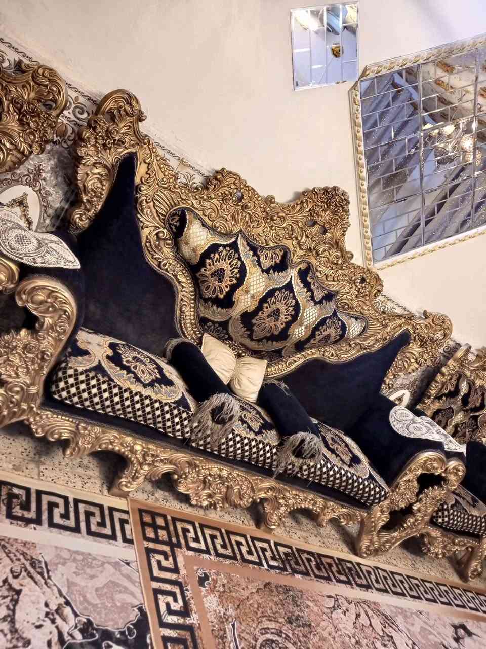 تخم زان ايراني عشر مقاعد ثقيل جدا لون نيلي لسعر 600بي مجال بسيط مكان مشتل شارع لمطبك *********** بغداد, العراق
