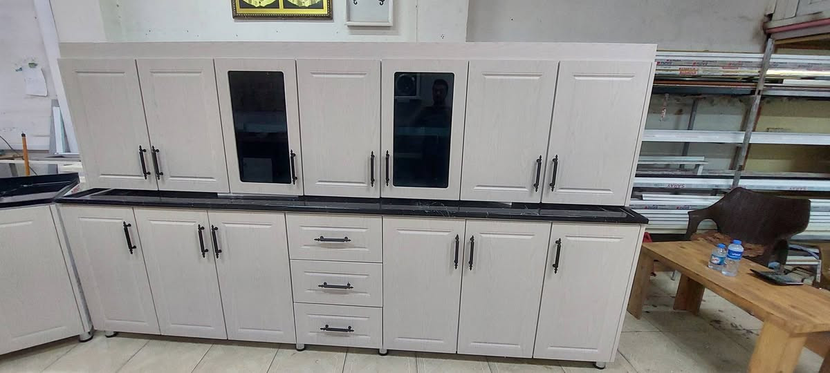 كاونتر المنيوم ابواب خشب. السعر مليون 400الف ( hdf) 3امتار الكاونتر و 3امتار الملحق وسنك متر ونص كامل مرمر وتوصيل لحد البغداد مجاني  راسلني عالاواتساب ***********جديد العنوان اربيل
