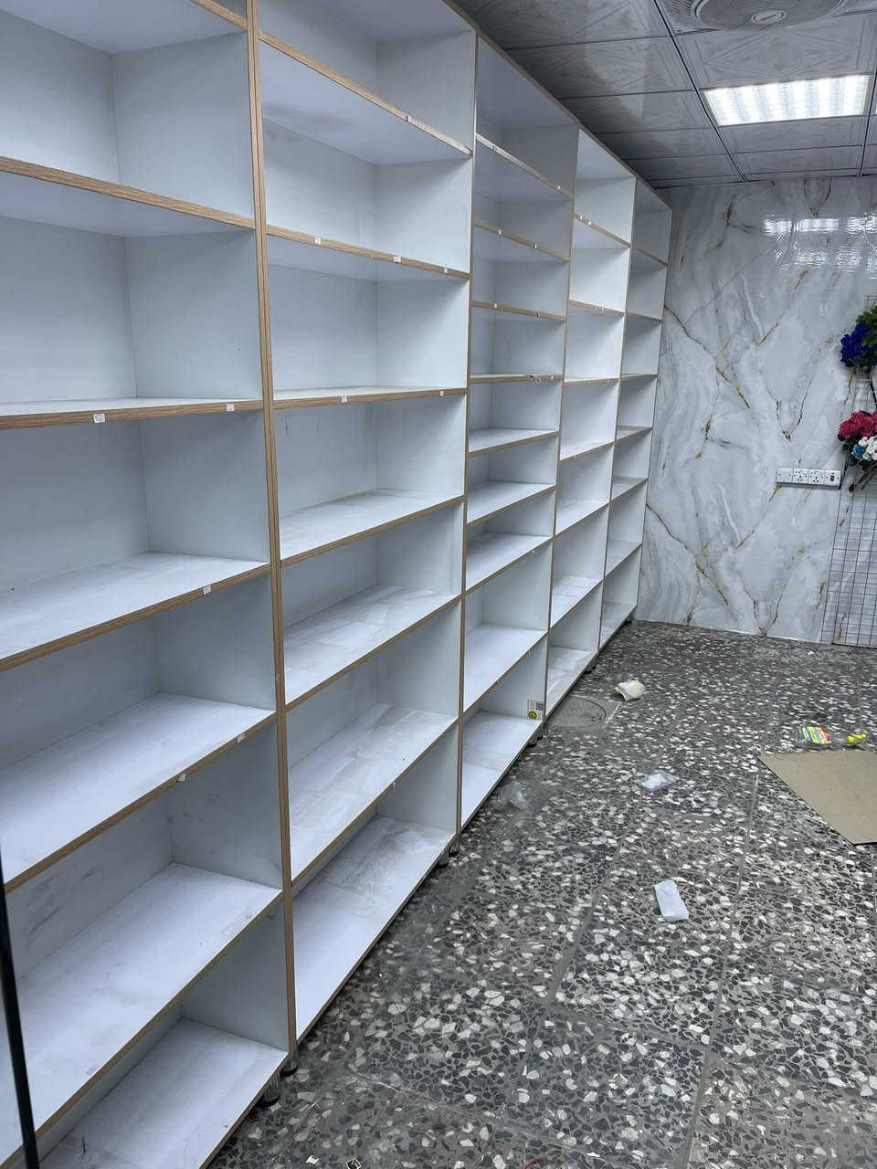 فاترينات جديد استعمال شهرين فقط تفصال على ايدي الخشب الثكيل تجي واتشوف بعينك جدد لوك
طول ٢٥٠٠ سم عرض ١٠٥ سم عدد ١٠ قطع ابيع كلهن مابيع مفرد سعر قفل ٦٠٠ الف من غير عمله مكاني مدينه الصدر ***********
