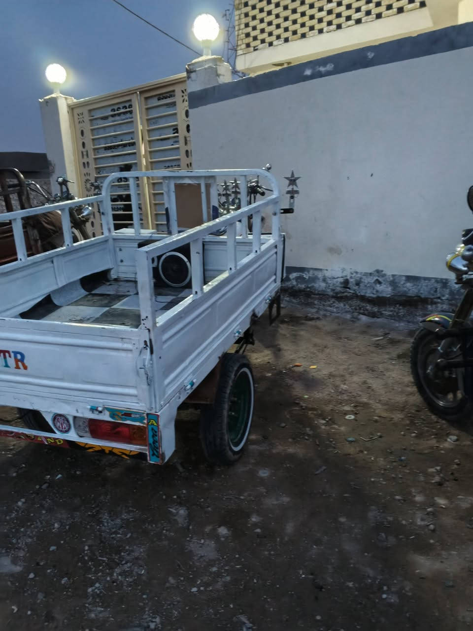 عمي سلام عليكم ستوته للبيع مديل 2009 مكفوله كفاله عامه رقم نكليزي راعيه موجود محرك مامفتوح دراجه نضيفه توني معمره كله من تواير من كهربئيات من كلشي تواصل رقم *********** أو خاص مكان نجف حي نداء ملاحضه دمام ونجوم مو وياه
