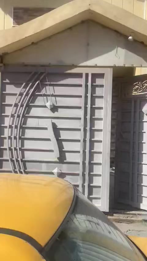 سلام عليكم بيت بحي الوفاء للبيع مساحه 100م يحتوي على غرفتين نوم +استقبال +مطبخ +صالتين+ثلاث مجاميع صحيه طايقين بناء طابوك جمهوري وصب كونكريت +منورالسعر خاص ***********
