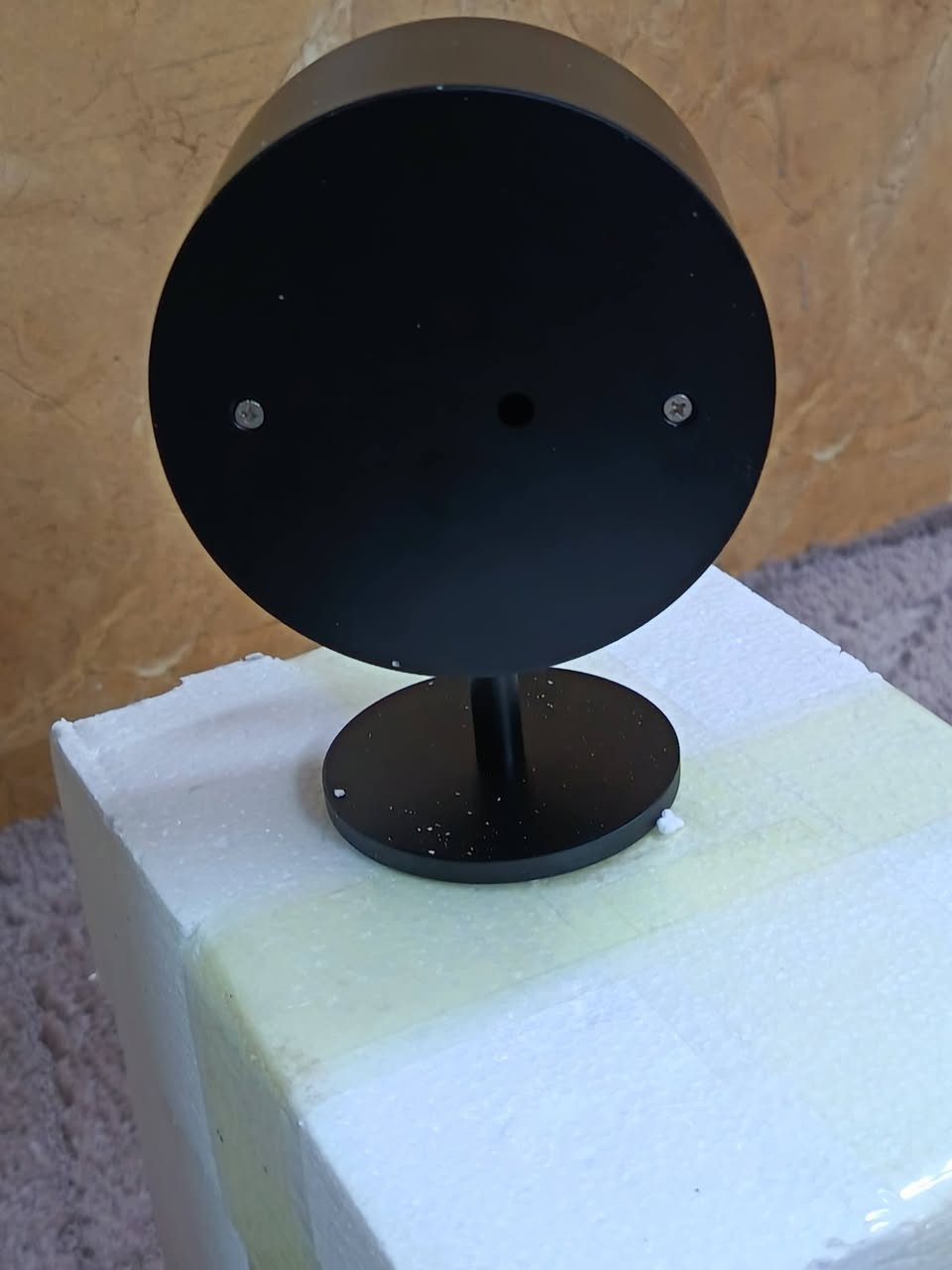 ساعة مكتب "نايت كلوك" (Night Clock) من فيترا بتصميم جورج نيلسون. تتميز بتصميم كلاسيكي من منتصف القرن العشرين مع وجه أسود وعقرب ثوانٍ أحمر مميز.صُنعت الساعة من النحاس والزجاج الأكريليكي عالي الجودة. تعمل بآلية كوارتز عالية الدقة وتأتي مع بطارية بقدرة 1.5 فولت.الأبعاد: يبلغ عرضها حوالي 10.5 سم وارتفاعها 15 سم.

التواصل عالخاص او واتساب ***********. يوجد توصيل لكل المحافظات.
