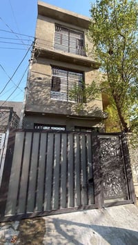 مساحة ٥٠م • واجهة ٥م • قرب شارع ٧ نيسان