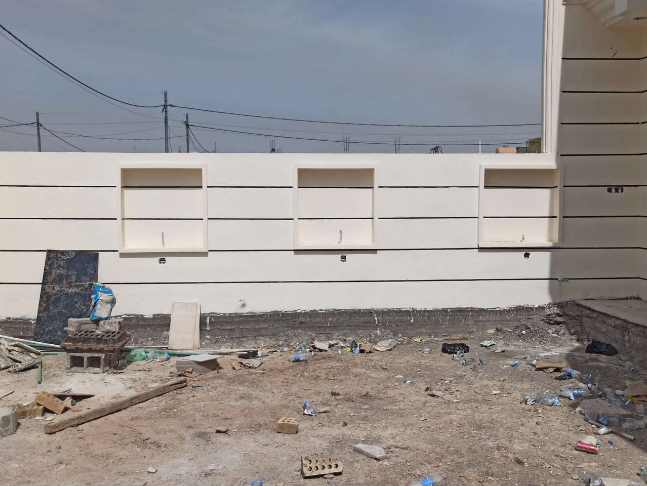 عروض تنفيذ الهيكل 🧱 ( ١٩٠ ) الف
عروض تسليم مفتاح 🔐 ( ٣٤٠ ، ٣٨٠ ، ٤٥٠ ، ٥٠٠ ) الف
العمل نقدا فقط ✅ 

🔴 مواصفات بناء الهيكل 190 الف 🧱 بأعلى المعايير :

1️⃣ فرش الأرض بطبقة سبيس وحدلها لضمان استقرار التربة.
2️⃣ فرش نايلون زراعي ثقيل لحماية الأساسات.
3️⃣ تنفيذ مجاري داخل الرفت بمواد عالية الجودة (أمل الشريف).
4️⃣ تسليح الرفت بحديد F.F مفحوص مختبريًا وفقًا لمواصفات دقيقة.
5️⃣ صب الرفت باستخدام خباطة مركزية من نوع 35C لضمان قوة ومتانة الخرسانة.
6️⃣ إعداد بادلو بارتفاع 15 سم لتعزيز الأساسات.
7️⃣ بناء الجدران باستخدام طابوق جمهوري، مع رمل مفحوص مختبريًا وسمنت مقاوم، تحت إشراف كادر مهني مختص.
8️⃣ تنفيذ شبكة أنابيب للسبالت والساحبات لضمان التهوية الحديثة.
9️⃣ تركيب فريمات حديد للأبواب والشبابيك لضمان المتانة والجودة.
1️⃣0️⃣ ارتفاع السقف الأول: 3.10 م لضمان مساحة وراحة أكبر.
1️⃣1️⃣ صب السقف الأول بخباطة مركزية بمواصفات متقدمة.
1️⃣2️⃣ هذه المواصفات تشمل كل طابق من البناء لضمان أفضل جودة وأعلى معايير.
--------------------------------------------------------------------

🔴 مواصفات سعر المتر 340 الف ( تسليم مفتاح ) 🔐

1-  معالجة الأرض  مع التنظيف 
2- حدل الأرض بمنسوب 20 سم على طبقات من السبيس النظيف من المقلع فرش نايلون
3- عمل أساس شريطي بعرض 50 سم أرتفاع 40 سم
4- عمل بادلو من الطابوق بارتفاع 20 سم مع صب جسر بارتفاع 15 سم مع اللبخ والاغلاق صبة 10 سم مسلحة بي ار سي
5- بناء جدار أرتفاع 3.1 م الطابق الأرضي
6- يكون الكونكريت المستخدم سي 30 والحديد المستخدم اف اف او ما يضاهيه
7- عمل الصحيات الصرف الصحي نوع البركة مسلح
8- رباط ارتفاع 30 سم
9- السقف سمك 20 سم
10- جدران الطابق الأول  والبيتونة 2.9 م
11- عمل تأسيس الماء نوع تركي دفن الخلاط ظاهري 
12- الكهرباء سيمنز انارة جدارية
13- شبابيك حديد 1.5*1.5/1.5*2 
14- أبواب تركية درجة 2
15- اكساء الجدران بالسيراميك الإيراني او الهندي درجة 2
16- اكساء الأرضية بالكاشي العراقي او السيراميك الإيراني او البورسلين الإيراني
17- عمل الواجهه باللبخ والتطعيم مع الصبغ
18- يكون اكساء السطح بالاشتايكر العراقي
19- يكون المحجر الدرج من المنيوم مدور  درجة 2
20- يكون الزجاج شفاف 
21- باب المدخل والمطبخ من الحديد
22- باب الكراج من الحديد
23- أرضية الاكراج من الكاشي 
24- اكساء الستارة باللبخ 
25- الاجناب لبخ تشميع
26- المنور لبخ ونثر اجرارة
27- ماطور ماء 
28- خزان ماء واحد 
29- سخان عراقي الطحان
30- منظومة كامرات درجة 2
--------------------------------------------------------------------

🔴 مواصفات سعر المتر 380 الف ( تسليم مفتاح ) 🔐

1-  معالجة الأرض  مع التنظيف 
2- حدل الأرض بمنسوب 20 سم على طبقات من السبيس النظيف من المقلع فرش نايلون معالجة الارضة ان وجدت
3- عمل أساس رفت حصيرتين مع الجسورة أرتفاع 40 سم
4- عمل بادلو صب جسر بارتفاع 15 سم 
5- بناء جدار أرتفاع 3.1 م الطابق الأرضي
6- يكون الكونكريت المستخدم سي 30 والحديد المستخدم اف اف او ما يضاهيه
7- عمل الصحيات الصرف الصحي نوع أمل الشريف مسلح
8- رباط ارتفاع 30 سم
9- السقف سمك 20 سم
10- جدران الطابق الأول  والبيتونة 3م
11- عمل تأسيس الماء نوع تركي دفن الخلاط ظاهري
12- الكهرباء سيمنز انارة جدارية
13- شبابيك حديد 1.5*1.5/1.5*2 
14- أبواب تركية درجة 2
15- اكساء الجدران بالسيراميك الإيراني او الهندي درجة 2
16- اكساء الأرضية بالكاشي العراقي او السيراميك الإيراني او البورسلين الإيراني
17- عمل الواجهه باللبخ والتطعيم مع الصبغ
18- يكون اكساء السطح بالاشتايكر العراقي مع طبقة فلين 3سم
19- يكون المحجر الدرج من المنيوم مدور  درجة 2
20- يكون الزجاج شفاف 
21- باب المدخل الاستقبال قاصة والمطبخ من الحديد
22- باب الكراج من الحديد
23- أرضية الكراج من الكاشي 
24- اكساء الستارة باللبخ مع النثر
25- الاجناب لبخ تشميع
26- المنور لبخ ونثر اجرارة
27- ماطور ماء 
28- خزان ماء واحد 
29- سخان تركي 100 لتر
30- منظومة كامرات درجة 2
-------------------------------------------------------------------

🔴 مواصفات سعر المتر 450 الف ( تسليم مفتاح ) 🔐

1-  معالجة الأرض  مع التنظيف 
2- حدل الأرض بمنسوب 20 سم على طبقات من السبيس النظيف من المقلع فرش نايلون معالجة الارضة ان وجدت
3- عمل منظومة ارضة
4- عمل أساس رفت حصيرتين مع الجسورة أرتفاع 40 سم
5- عمل بادلو صب جسر بارتفاع 15 سم 
6- بناء جدار أرتفاع 3.2 م الطابق الأرضي
7- يكون الكونكريت المستخدم سي 30 والحديد المستخدم اف اف او ما يضاهيه
8- عمل الصحيات الصرف الصحي نوع أمل الشريف مسلح
9- رباط ارتفاع 30 سم
10- السقف سمك 20 سم
11- جدران الطابق الأول  والبيتونة 3.1 م
12- عمل تأسيس الماء نوع تركي دفن والخلاط دفن
13- الكهرباء دفن بوري العقبة انارة سقفية نقاط كهرباء اوزن
14- شبابيك المنيوم مفصلي 1.5*1.5/1.5*2  او سلايد تك جام
15- أبواب تركية درجة 1
16- اكساء الجدران سيراميك الهندي درجة 1
17- اكساء الأرضية البورسلين الإيراني فول بوليش  او البورسلاين الهندي فول بوليش
18- عمل الواجهه باللبخ  والصبغ مع 60% مرمر او بورسلاين
19- يكون اكساء السطح بالاشتايكر العراقي مع طبقة فلين 5سم
20- يكون المحجر الدرج من المنيوم درجة اولى
21- يكون الزجاج عاكس 
22- عمل سقف من الجبس للاستقبال فقط
23- باب المدخل الاستقبال قاصة والمطبخ من الحديد واللامنيوم او قاصة
24- باب الكراج من الحديد سلايد
25- أرضية الكراج من الكاشي او السيراميك الاسباني
26- اكساء الستارة باللبخ مع النثر
27- الاجناب لبخ جرارة
28- المنور لبخ  ونثر مع الأرضي سيراميك
29- ماطور ماء 
30- خزان ماء واحد 
31- سخان تركي 120 لتر
32- منظومة كامرات درجة 1
--------------------------------------------------------------------

🔴 مواصفات سعر المتر 500 الف ( تسليم مفتاح ) 🔐

1-  معالجة الأرض مع التنظيف 
2- حدل الأرض بمنسوب 20 سم على طبقات من السبيس النظيف من المقلع فرش نايلون معالجة الارضة ان وجدت
3- عمل منظومة ارضة
4- عمل خرسانة نظافة بسمك 10 سم
5- عمل أساس رفت حصيرتين مع الجسورة أرتفاع 40 سم
6- عمل بادلو صب جسر بارتفاع 15 سم 
7- بناء جدار أرتفاع 3.5 م الطابق الأرضي
8- يكون الكونكريت المستخدم سي 35 والحديد المستخدم اف اف او ما يضاهيه
9- عمل الصحيات الصرف الصحي نوع سمارت ميكانيكي الماني
10- رباط ارتفاع 30 سم
11- السقف سمك 20 سم
12- جدران الطابق الأول  والبيتونة 3.3م
13- عمل تأسيس الماء نوع تركي دفن
14- مقعد غربي دفن مع مغسلة دفن نظام خلاطات درجة اولى
15- الكهرباء دفن بوري العقبة انارة سقفية نقاط كهرباء اوزن
16- شبابيك المنيوم سلايد دبل جام تركي المنشاً 
17- أبواب تركية درجة 1
18- اكساء الجدران لبخ مع بورسلين اللواح او مرمر الهندي درجة 1
19- تصفير الأرضية سيكرد
20- اكساء الأرضية من المرمر او البورسلين الصيني المزجج فول بوليش او البورسلاين الاسباني 
21- عمل الواجهه مرمر او بورسلاين 
22- يكون اكساء السطح بالاشتايكر العراقي مع طبقة فلين 5سم
23- يكون المحجر الدرج من المنيوم درجة أولى او الزجاج والخشب
24- يكون الزجاج عاكس 
25- عمل سقف من الجبس للاستقبال الصالة والمطبخ
26- باب المدخل الاستقبال قاصة والمطبخ من القاصة اواللامنيوم 
27- باب الكراج من الحديد سلايد
28- أرضية الكراج من البورسلين او السيراميك الاسباني
29- اكساء الستارة باللبخ مع النثر او صبغ
30- الاجناب لبخ جرارة
31- المنور لبخ  ونثر مع الأرضي سيراميك
32- ماطور ماء 
33- خزان ماء واحد 
34- سخان تركي 120 لتر
35- منظومة كامرات درجة 1
-----------------------------------------------------------------

♦️ ملاحظات:
• إشراف هندسي كامل من قبل مهندسين ذوي خبرة.
• إمكانية تعديل أي فقرة حسب رغبة العميل مع تحمل فرق التكلفة فقط.
• الزبون يتحمل الربط الخارجي والموافقات الرسمية.

🏡 برج البنوك للاستثمار العقاري والبناء نقدا والاقساط وتنفيذ أعمال الطرق  🏡 - الأولى في عالم البناء 💪

لتصميم وتنفيذ منزل احلامك تواصل معنا الان ✨

📲 الاتصال على الهاتف ***********  متوفر واتساب 

📌 زيارتنا في مقر الشركة بغداد / البنوك / شارع النداوي
