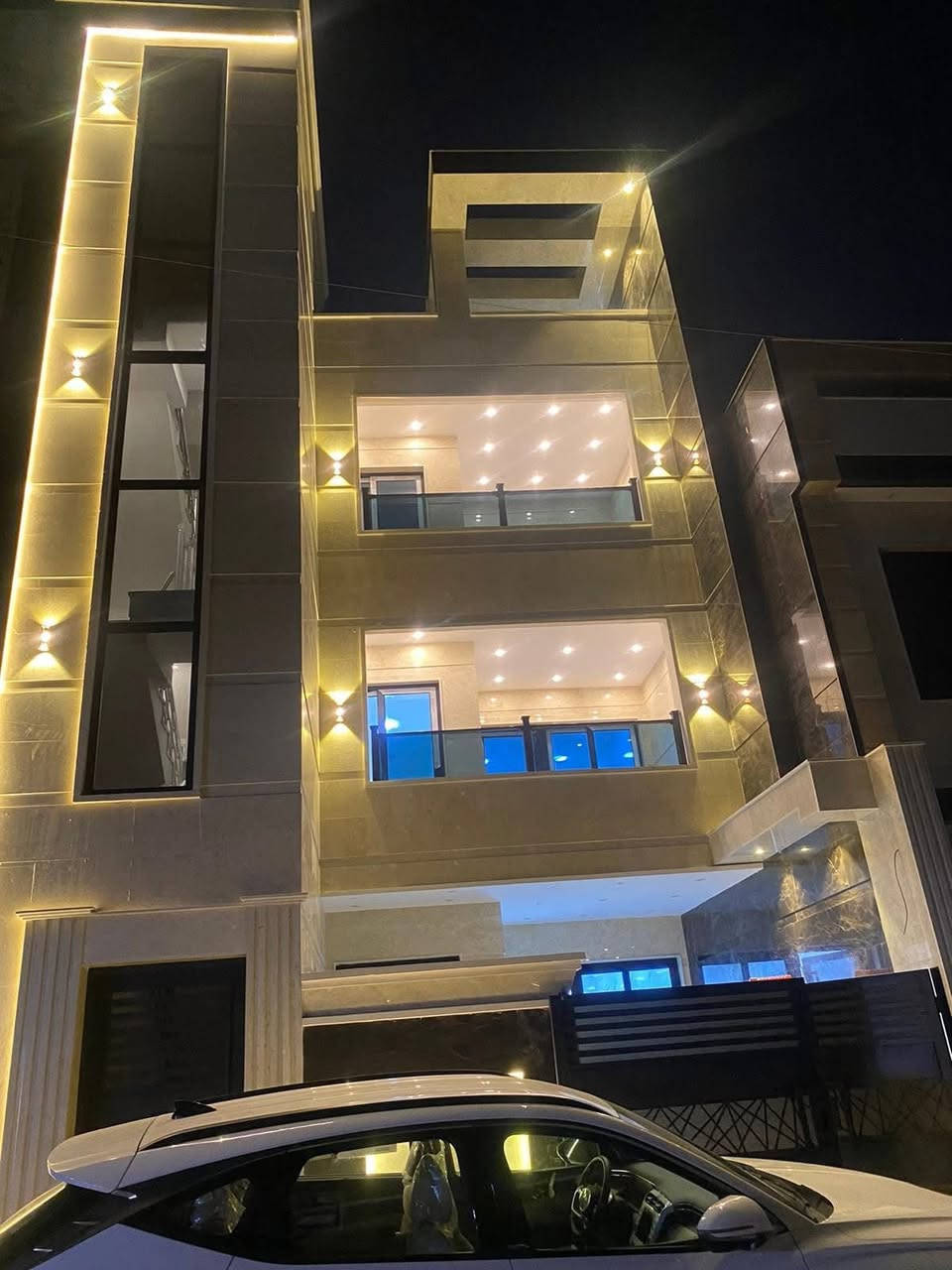 سلام عليكم بناية للبيع المنصور حي دراغ قرب التراث مساحة 126وقع حال 135 واجهة 7,5 تتكون من ثلاث وحدات سكنية كل وحدة تحتوي على غرفتين نوم وصالة ومطبخ وحمام بالإضافة إلى غرفة خدمات للاستفسار الاتصال على )(***********)
