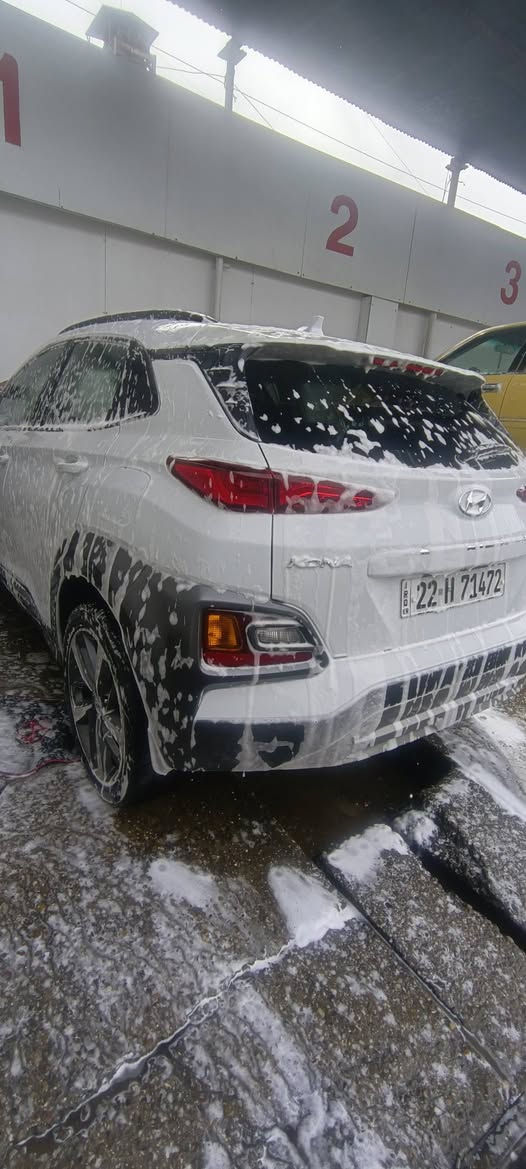 السلام عليكم هوندا كونا للبيع كلين تايتل فقط حافة الدعامية الامامية  
هوندا كونا (Kona)
السنة: 2021
الفئة: Limited (فل كامل تقريباً)
المحرك: 1.6 لتر تيربو 
ناقل الحركة: أوتوماتيك 7 سرعات DCT (دبل كلتش)
نظام الدفع:
دفع رباعي AWD 
استهلاك الوقود: حوالي 14–16 كم/لتر
🛋️ المواصفات الداخلية (Limited)
مقاعد جلد فاخرة
تدفئة للمقاعد الأمامية
مقعد السائق كهربائي
شاشة معلومات 10.25 إنش
Apple CarPlay + Android Auto
نظام صوت ممتاز (Infinity في بعض النسخ)
تشغيل بالبصمة (زر تشغيل)
مكيف أوتوماتيك
فتحة سقف
🛡️ أنظمة الأمان
نظام مانع انغلاق المكابح ABS
نظام الثبات الإلكتروني ESP
كاميرا خلفية
حساسات أمامية وخلفية
نظام المحافظة على المسار
نظام التحذير من التصادم الأمامي
مراقبة النقطة العمياء
6 وسائد هوائية

رقم اربيل الجديد 
عنواني بغداد حي البنوك او الحرية  
للاستفسار اتصل او واتساب 
***********
