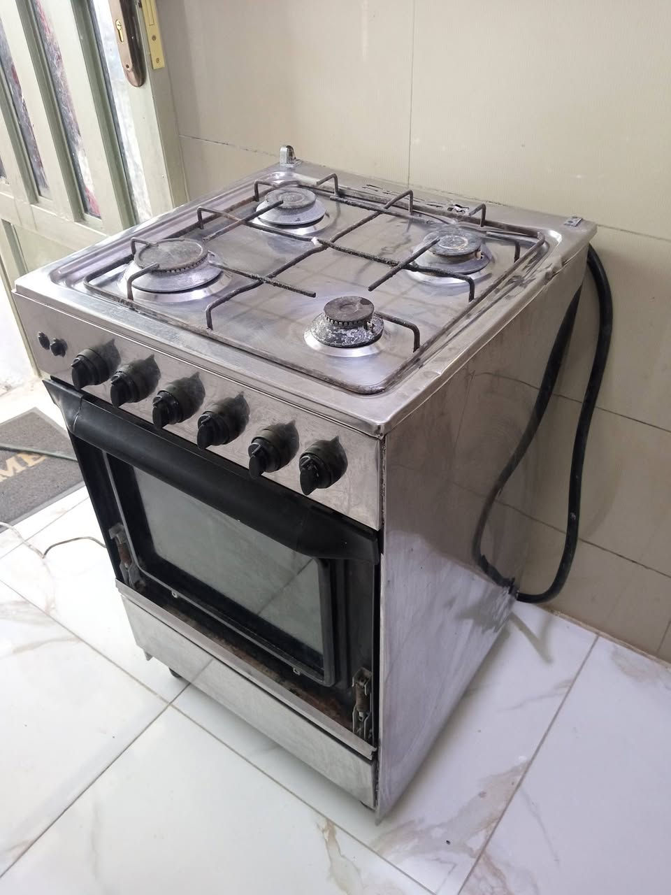 السلام عليكم .. طباخ 4 مشاعل كله شغال حته الفرن مثل ماموضح بالصور سعر 75 للاستفسار اكثر مراسلة الصفحة او الاتصال ع رقم *********** وات ساب
