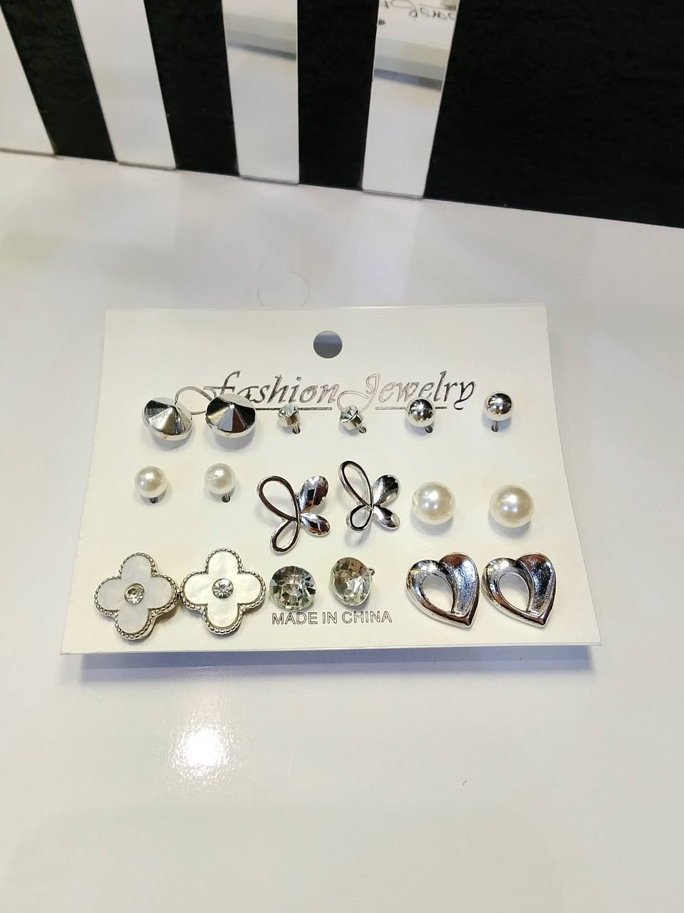 السلام عليكم كل الأكسسوارات الي بالصور بألف دينار بسسس والتوصيل موجود ببغداد وكل المحافظات للحجز واتساب ***********
