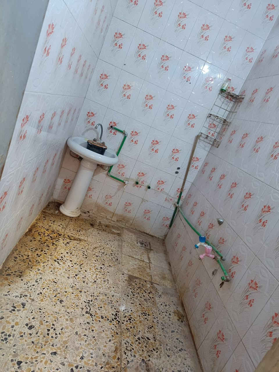 دار تجاري للأيجار مساحه ١٢٥ العنوان نجف عسكري مدارس شارع المضخه مقابل مدرسه دارك تفاصيل الدار غرفتين وصاله كبيره وثنين صحيات وثنين مطابخ وطارمه وسط سعر الأيجار ٣٧٥ ستفسار ***********
