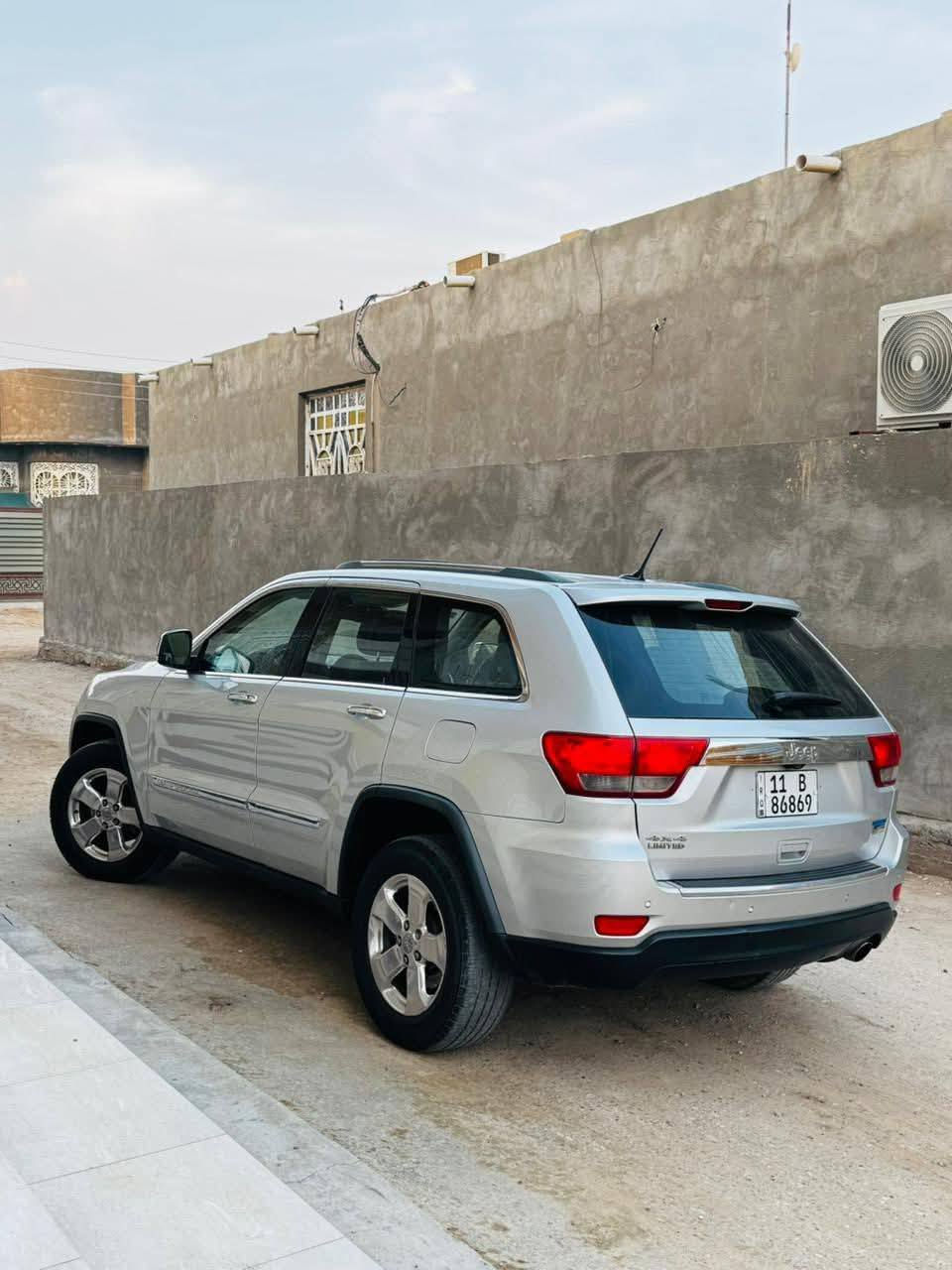 السلام عليكم 
من رخصة الادمن والقائمين على هذا الكروب المبارك 
جيب كراند شيروكي لميتد فول مواصفات  ٢٠١١ كفاله من ضربه او صبغ بيها شبر بارد بخشم الجاملغ الايسر فقط السيارة جاهزة كير مكينه تبريد تدفئه وتدفئه بالكشنات تخم تاير كهربائيات كلها شغاله فتحه بانوراما الارضيه مغلفه جلد سماعات دمام وهواي مواصفات موجوده ومعروفه مواصفات اليمتد والسونار موجود بالصور  
السعر ١٦٣ وبيها مجال قليل العنوان البصرة 
للتواصل على الرقم (***********)
الشرای یتصل وبالخدمه
