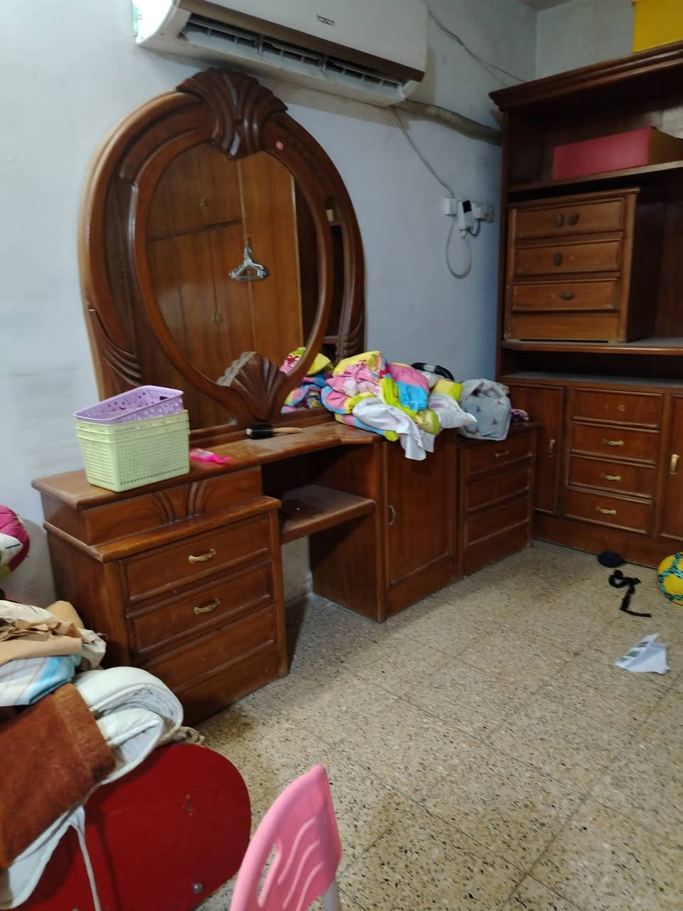 غرفة نوم للبيع مستعملة شغل عراقي ٨ قطع
٧٠٠ بيها مجال 
العنوان العامرية
***********
