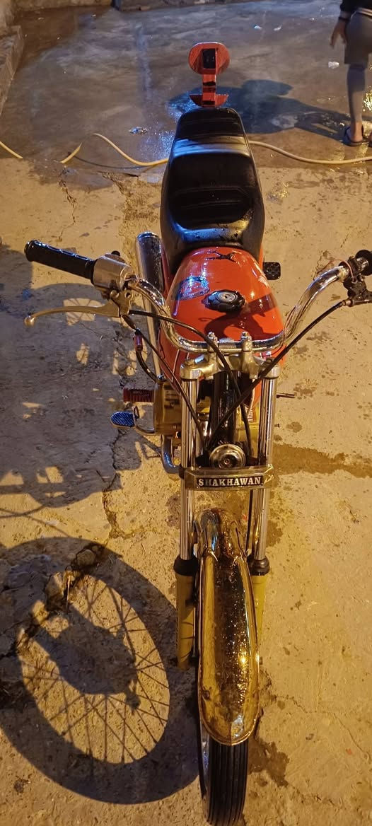 السلام عليكم شباب متاح هاي الدراجه مكينه ذهبيه فول دراجه كامله مايعوزه شي نضافه شوفت عينك وبل واقع احلا من الصوره الشراي يجي خاص او يتصل مكاني موصل ايمن حي اصلاح الزراعي ***********
