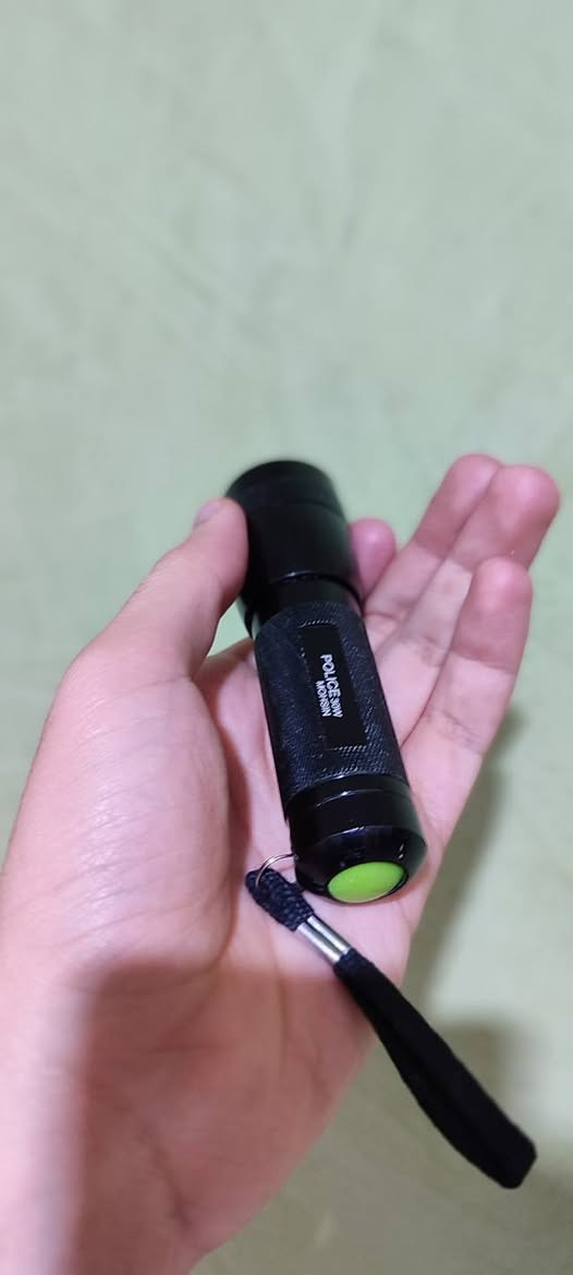 🔥💯مصباح يدوي (كشاف) police 💯🔥

- مصباح يدوي أحادي الوضع بضوء أبيض .

- يأتي بقدرة 30W .

- يعمل بثلاث بطاريات AAA.

- يحتوي على زر تشغيل في الخلف باللون الأخضر ويأتي مع حبل يدوي لسهولة الحمل.

- يحتوي على مفك لتركيز الاشعاع(التحكم بقطر الاشعاع الخارج) .

- العلبة محمية من الرطوبة ومصنوعة من الألومنيوم المؤكسد، مما يجعلها متينة للغاية وخفيفة الوزن.

- يبلغ طول المصباح 11 سم، وقطر الجزء الأمامي 3.2 سم، وقطر المقبض 2.5 سم، مما يسمح بوضعه في أي جيب بسهولة تامة.

- مدى الاشعاع 50 متر .


**إذا كنت صاحب هذا الإعلان وتريد حذفه لأي سبب، رجاءا أرسل رسالة إلى الدعم الفني**