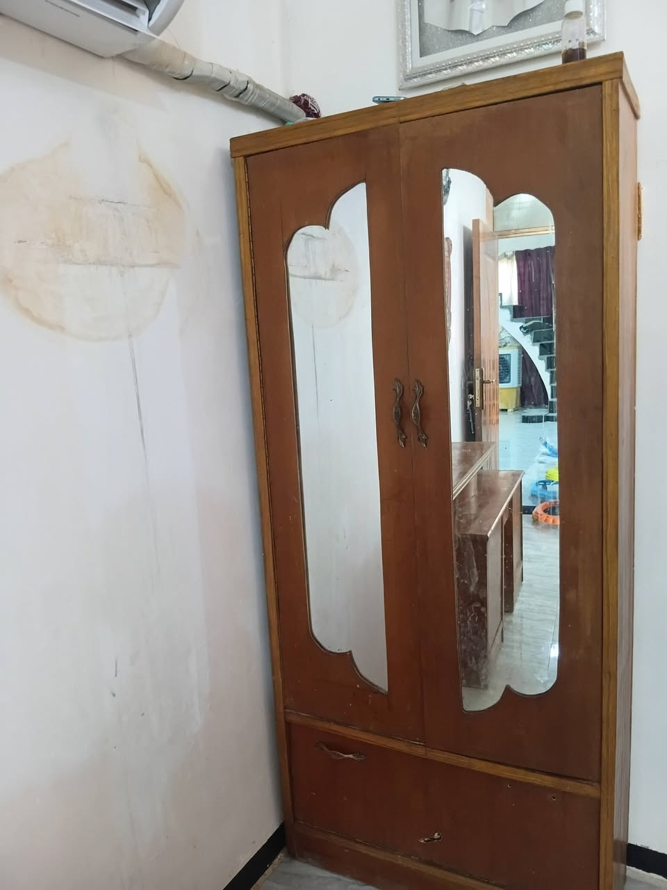 غرفه نوم للبيع خشب عراقي السعر ٣٠٠ وبيها مجال بسيط  تواصل على الرقم*********** يوجد توصيل بكروة
