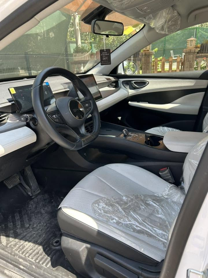 Byd  سیل 05
مۆدێل 2025 ،سپی بێ بۆیاخ بێ لێدرا نزیکی سفرە تەنها 7000 ڕۆشتیە 
***********
