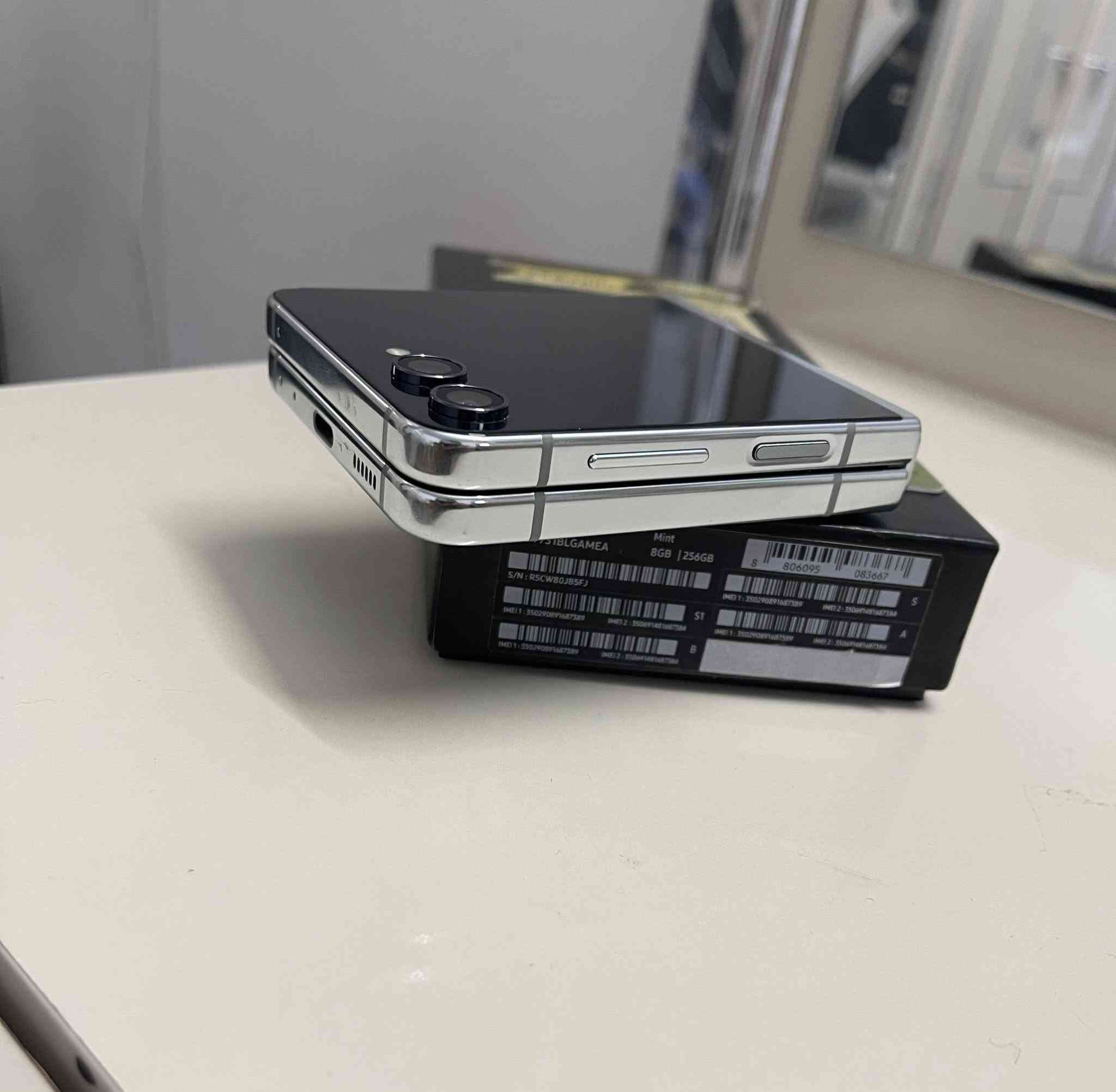 سامسونج زت فلب 5 مكفول
ذاكرة ٢٥٦
وتر الجهاز ضد الماء 
الجهاز مشتري من شركة عين الفهد 
كامل ملحقات 
وباقي التفاصيل معروفه 
مكاني نجف حي السلام 
للاستفسار ***********
