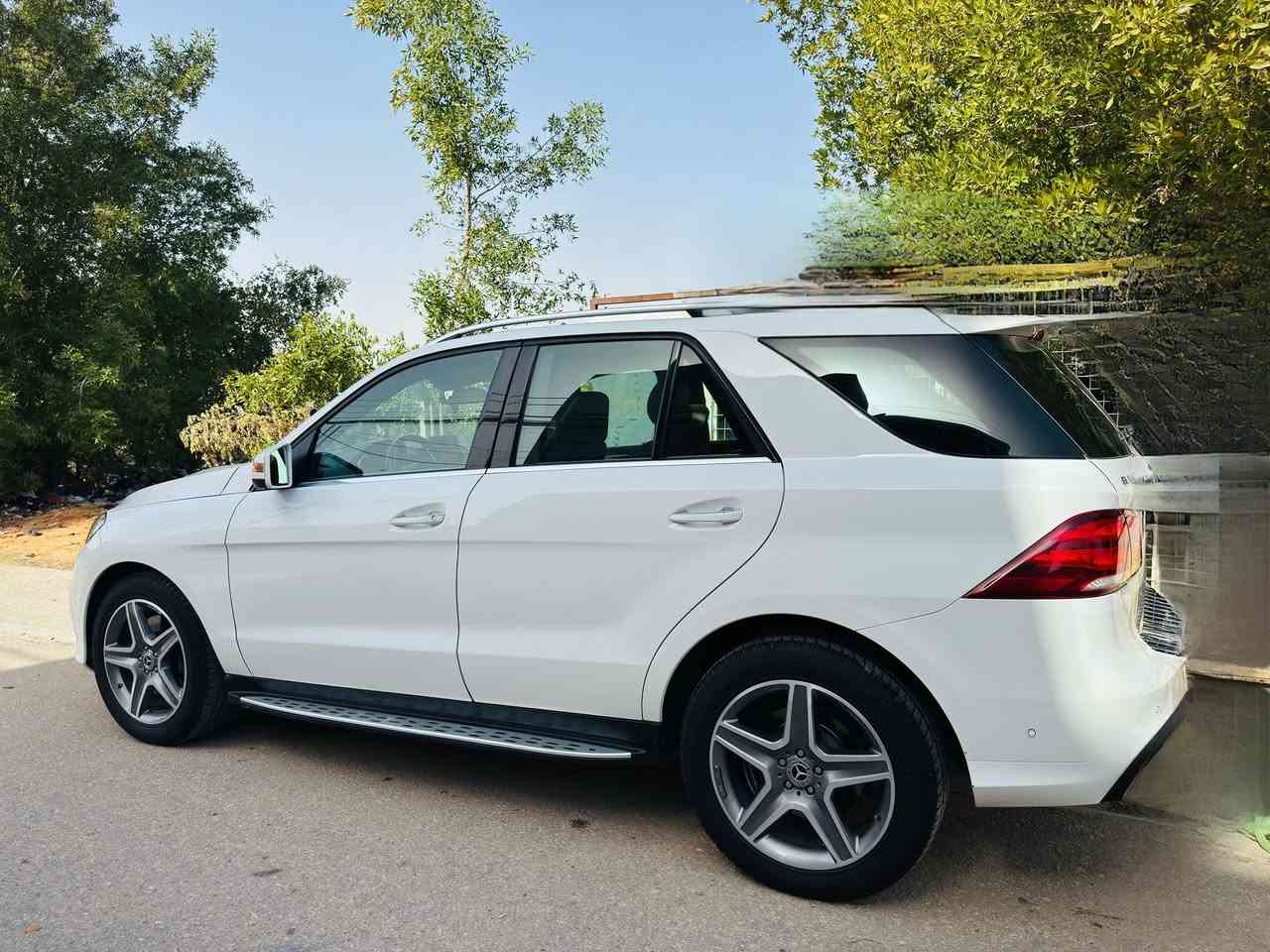 سلام عليكم مرسيدس 400  GLEموديل 2018
موصفات 
1. سقف بانوراما 
2. داخل بيجي 
شاشات + دبل ماوس 
مكينه سته سلندر V6
4. بصمه ابواب و تشغيل 
5. كشنات كهرباء + تدفئة 
6. حساسات 360 درجه 
8. صندوق كهرباء 
9. لد داخلي متغير 
10. رادارت امامي خلفي جوانب 
11. لايت متحرك مع الاستيران 
12. اتو هولد 
13. اتو بارك 
14.شاشه + ماوس 
15. ماشيه 120الف كيلو
 BCM.16
17.شركه اربيل خليجي  
18. رقم سليمانيه تحويل مباشر 
19. السعر315 ورقه 
الاستفسار ***********
