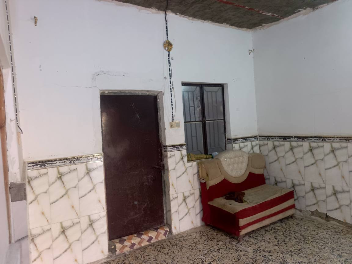 بيت للبيع في الرضوية ال٥خلف مدرسة البطولة 
يتكون من ثلاثة غرف ومطبخ واستقبال وصحيات وبصفه عرصه البيت معه العرصه تقريباً ٤٠٠متر البيت بنا قديم 
وجيرانه ناس طيبين 
الاستفسار خاص ***********
