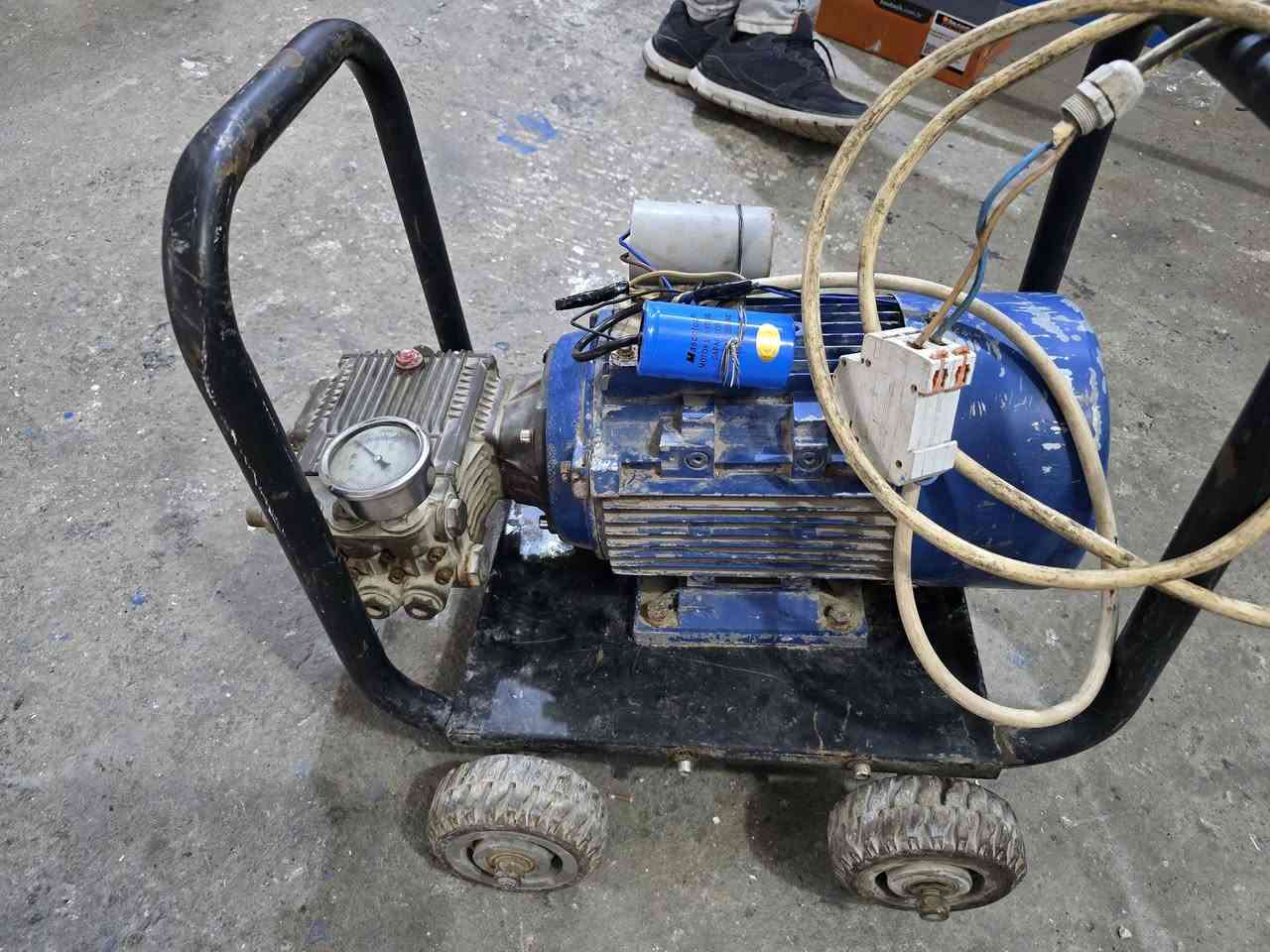 ظاغطه ٢٠٠ بار إيطالي
شرط فحص بدون صونده
سعر ٥٠٠ الف 

*********** 

توصيل موجود
