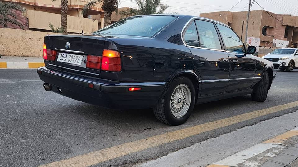 بي ام دبليو موديل ١٩٩١
محدث داخلها ١٩٩٣
مصبوغه عام 
تبريد شغال 
كهربائياتها كلها شغاله 
كير اوتو خير من الله 
محرك مسكر فانوص مابي تنقيص 
السياره جاهزه مابيها اي نقص 
مكان السياره فلوجه 
*********** للاستفسار
السعر ٥٥ الفلوجة, الأنبار
