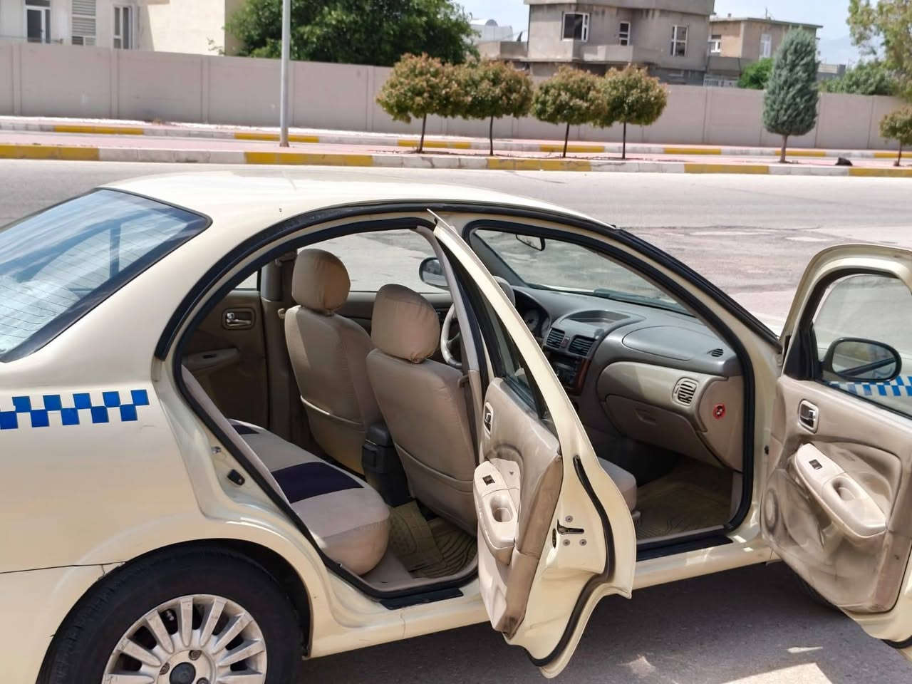 بە ناوی خوای گەورە میهرەبان nissan sunny مۆدێل 2012  مەکینە 16 بەشەرتی گێڕ و مەکینە مەکینەی وەک سەعات ئیش دەکات سەوتی تێدانیە دەعمێکی بچوکی کردوە لەدواوە بەڵام بەشەرتی ئەوەی ناوی نەگرتبێت سندوقی پارچە ڕەشە و چەمەلەغی سەکن لای دواوەوە بۆیاخە و پەڵەیەک ساردی لای دەرگای سایەق هەیە سەنەوی هەتا 2027 تازەیە شوێنیشم سلێمانی نرخیشی120 گەڵا  بۆ پەیوەندی کردن ***********
