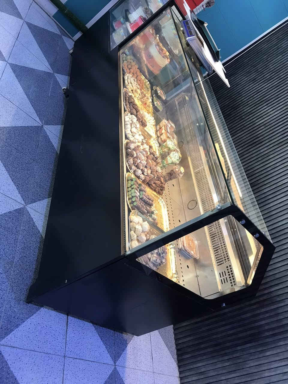 براد عرض حلويات تركية UGER – حالة ممتازة ✅
تبريد قوي وشغل توب ❄️
درجة الحرارة 1–2° مئوية (مناسبة للحلويات والكيك ولحوم ولمقبلات)
مروحة وكمبريسر شغالين 
نظيفة وجاهزة للعمل فورًا
أبعاد مناسبة للمحلات والمخابز طول 2 متر
السعر: 3,500,000 د.ع 💰 (قابل للتفاوض مع المشترين الجادين)

توصية: الصور الأصلية تظهر حالتها الحقيقية
📍 العراق بابل ناحية الأبراهيمة الدبلة
***********
***********
