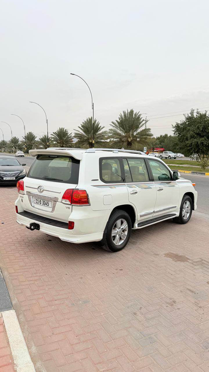 سلام عليكم لاندكروزر 2014 رقم بغداد مشروع وطني تتحول بكل المحافظات سنويه ملصق 2029 
ملاحظه سونار مرفق معه الصور كفاله عامه 
مواصفات بريم فول واحد على واحد بصمه سته سلندر سبعه راكب ثلاثه قطع تبريد كشنات جلد قرميدي حساسات اماميه خلفيه كشنات كهربائي مري شفط فورويل إشاره بل مرايه شاشه كامرا منظومه زنون بلاد يدات نيكل بصمه أبواب وبعد بيها هواي مواصفات معروفه 
كير محرك تبريد تخم تاير حداديه كلها جديده وخير من الله 
ماشيه 96… km حقيقي 
مكان سياره كربلاء المقدسه 
سعر 375… 
رقم الهاتف ***********…
ملاحظه غير متوفر حاليا على الفيس بوك كربلاء, العراق
