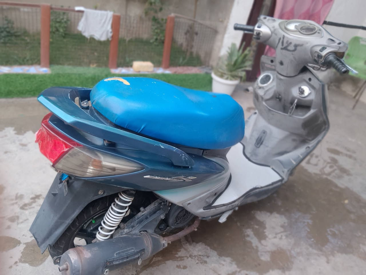 سلام عليكم سكنس فحل ياباني خطين نوزل محرك ممدود على درنفيس دراجة خير من اللة تجي تشغل وتطلع باي وقت ترايك وين ميعجبك اشاير شغالة دبل اشارة عالي ناصي دراجة حلوة السعر 600 وبيهة مجال  مكاني بغداد الحسينية مال راشدية
وتساب ***********
