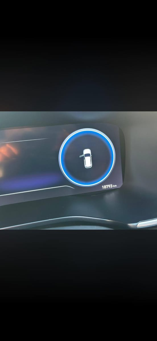 🌟 للبيع: وحش العائلة الفخم - هيونداي سانتافي (Hyundai Santa Fe) بمواصفات كاملة 🌟
​إذا كنت تبحث عن الأناقة، الراحة، والاعتمادية في سيارة واحدة.. هذه هي فرصتك!
​المواصفات الفنية:
​المحرك: 2.5 لتر (تنفس طبيعي) - أداء سلس، اقتصادي في استهلاك الوقود، وقوي على الطريق.
​نظام الدفع: HTRAC (دفع رباعي ذكي) لثبات استثنائي وأمان عالي في مختلف ظروف الطريق.
​ناقل الحركة: أوتوماتيك (8 سرعات) لتبديل سلس ومريح.
​مواصفات الراحة والفخامة:
​المقصورة الداخلية: كشنات (مقاعد) جلد فاخرة توفر راحة تامة في المسافات الطويلة.
​السقف: بانوراما بالكامل يمنح السيارة إضاءة طبيعية وشعوراً بالرحابة والفخامة.
​التحكم: ستيرن (مقود) متعدد الوظائف (تحكم فول) يضع كل إعدادات السيارة بين يديك.
​التكنولوجيا والأمان:
​نظام الرؤية المحيطية: 4 كاميرات (360 درجة) لرؤية كاملة تحميك وتسهل عليك الركن في أصعب الأماكن.
​الشاشة والترفيه: نظام ترفيهي متطور يدعم Apple CarPlay و Android Auto.
​أنظمة الأمان: حزمة متكاملة من حساسات وأنظمة مساعدة السائق لضمان سلامة عائلتك.
​معلومات إضافية:
​الموديل: [2023]
​المسافة المقطوعة: [18 KM]
​اللون الخارجي: [اسود]
​حالة السيارة: [جاملغ وربع باب السايق صبغ]
​السعر المطلوب: [210وبيهة مجال]
الموقع: [بغداد الكاظميه جكوك]
رقم التواصل: [*********** موجود واتساب]
​سيارة نظيفة، استخدام عائلي، وجاهزة للاستخدام بدون أي مصروف. الفحص في أي مكان يعجبك.
