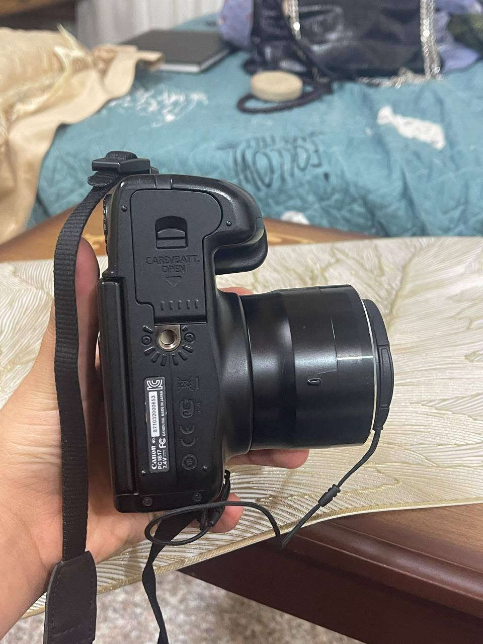 كاميرا كانون الجبارة (Canon PowerShot SX50 HS) – مو كاميرا، قناصة! 📸🔥
اللي يدور زوم خرافي، نظافة، وتصوير احترافي بقطعة وحدة، هاي الكاميرا لقطة وما تتفوت للبيع:
​زوم فلكي يجيب التايه (50x Optical Zoom): زومها دمار! تكدر تصور بي القمر بتفاصيله، وتجيبلك أبعد نقطة كدام عينك بصورة واضحة، كلش تفيد اللي يحب يصور طيور أو طبيعة.
​شاشة متحركة تفتر وياك: شاشة متحركة بكل الزوايا، تفيدك بتصوير الزوايا الصعبة، ومن جوة أو من فوك، وحتى تفيد جماعة السيلفي والفلوكات.
​دقة وتفاصيل تخبل: 12.1 ميكابكسل وحساس راقي، تنطيك ألوان نقية وصور واضحة و"شارب" (Sharp) حتى لو الإضاءة مو قوية.
​تصوير فيديو Full HD: دقة 1080p، يعني تصوير الفيديوهات للمناسبات أو الطلعات صافي وما بي أي غواش.
​مانع اهتزاز بطل: مهما زومت أو تحركت إيدك، الكاميرا بيها مانع اهتزاز قوي يثبتلك الصورة وتطلع حادة وما بيها رجفة.
​مميزات للمحترفين: الكاميرا تدعم تصوير الخام (RAW) علمود تعدل براحتك على الألوان بالفوتوشوب، وبيها أوضاع (C1 و C2) حتى تحفظ إعداداتك المفضلة وتكون جاهز بأي لحظة بدون ما تدوخ.
​حالة الكاميرا: الكاميرا كلش نظيفة ومكفولة، واستعمالها حشمة. تاخذها وتدعيلي!
السعر: [450] (وبيها مجال بسيط للشراي الجاد).


**إذا كنت صاحب هذا الإعلان وتريد حذفه لأي سبب، رجاءا أرسل رسالة إلى الدعم الفني**